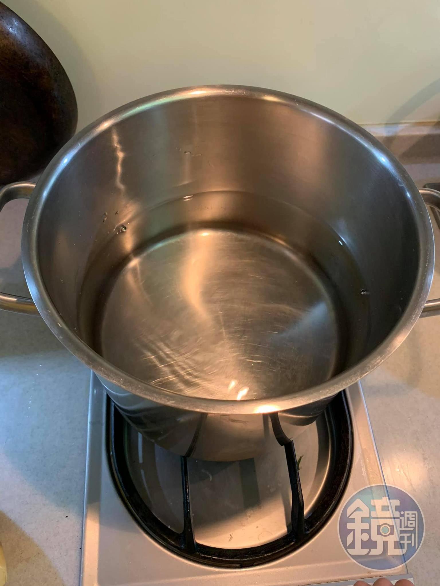 取一深鍋,注入冷水。