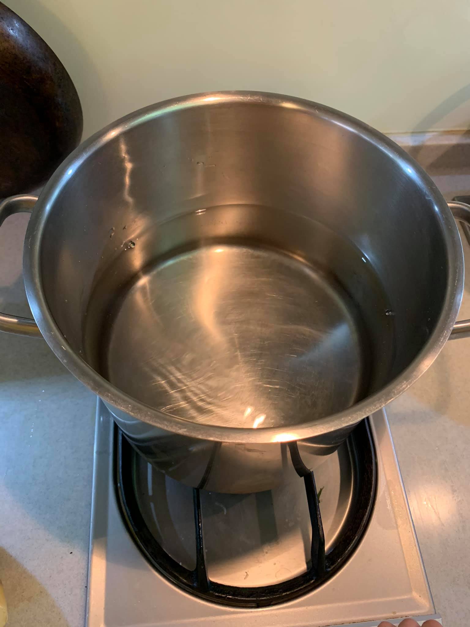 取一深鍋，注入冷水。