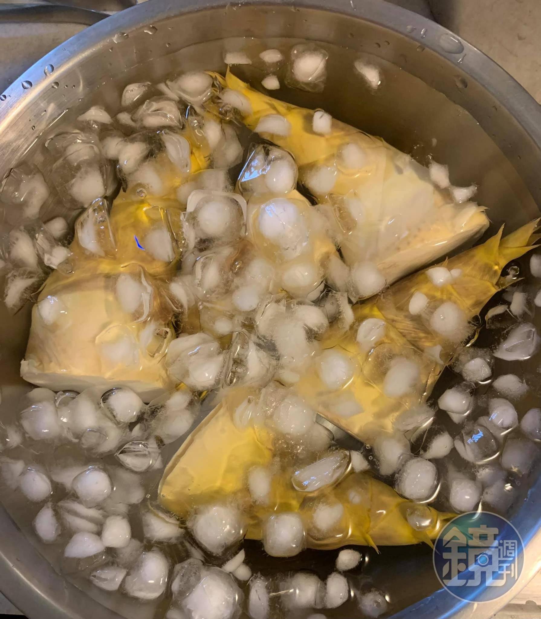 將煮10分鐘的竹筍取出,浸入冰水。