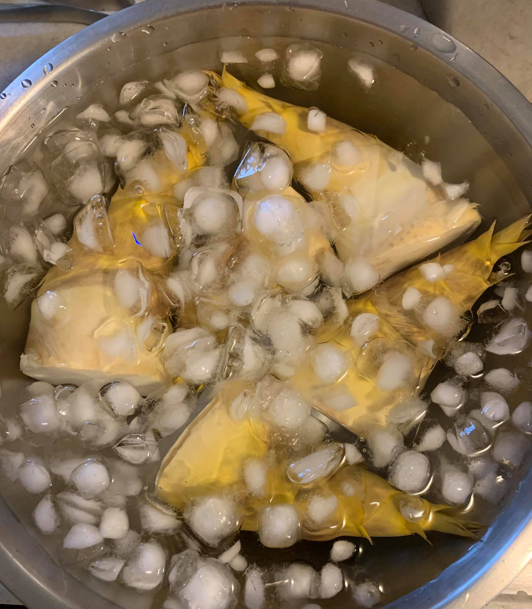 將煮10分鐘的竹筍取出，浸入冰水。