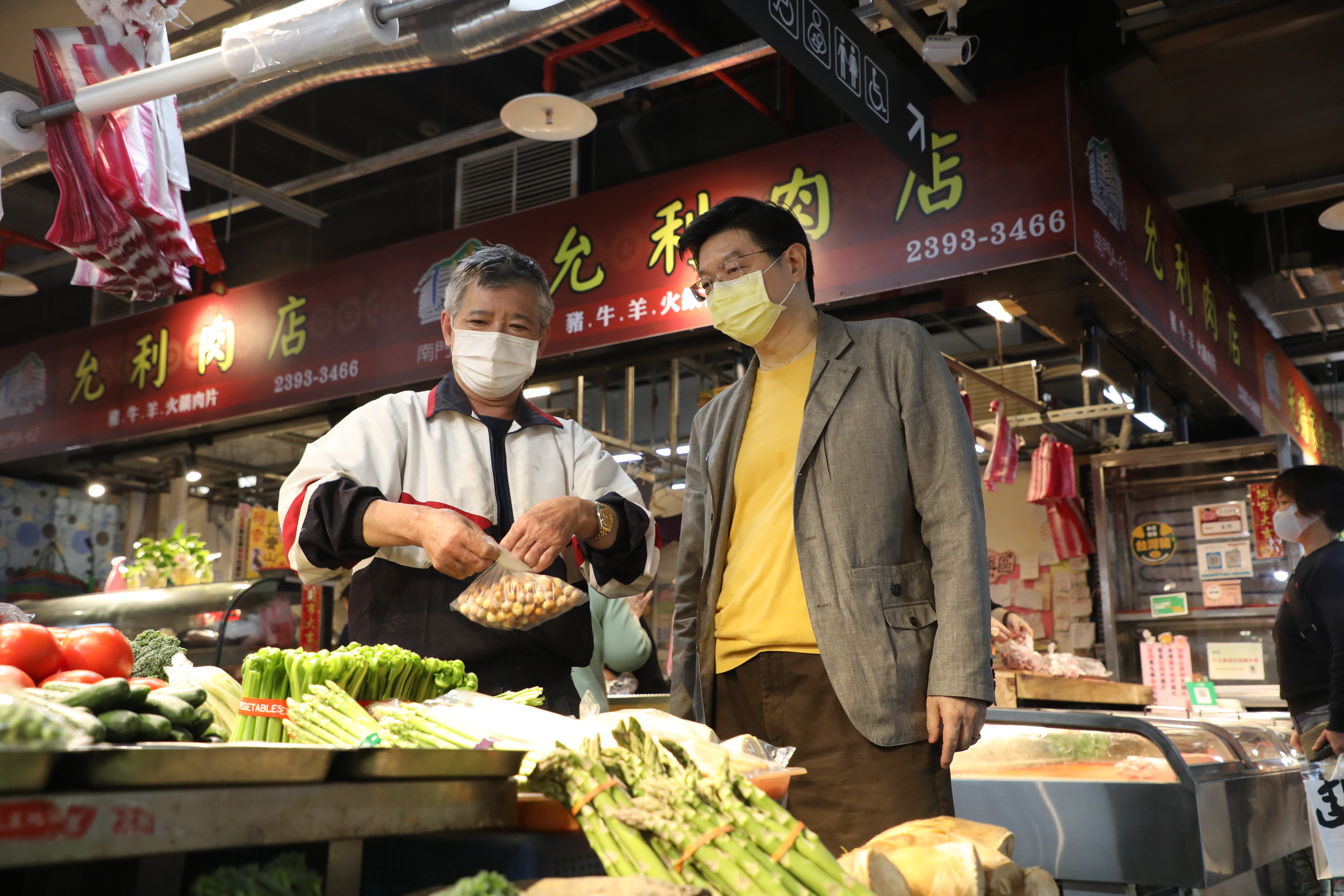 《鏡週刊》社長裴偉（右）愛吃也愛下廚，經常向各方主廚討教撇步，週末在家複製，現在也公開他的廚房筆記。（何宗昇攝）