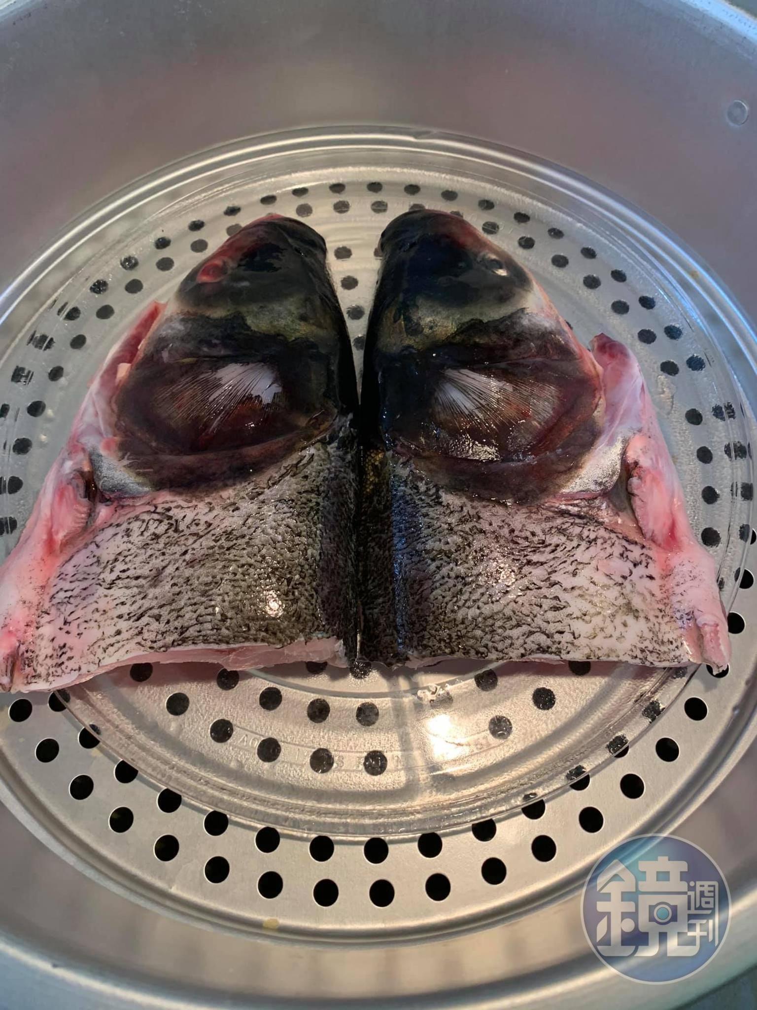 剖切的鰱魚頭。