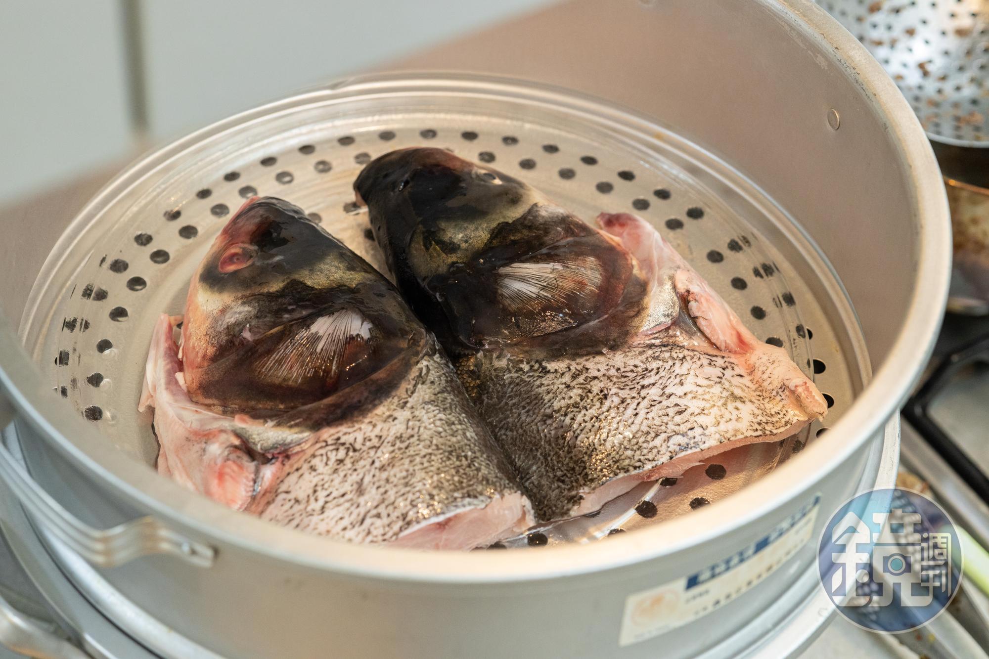 鰱魚頭放入蒸籠。
