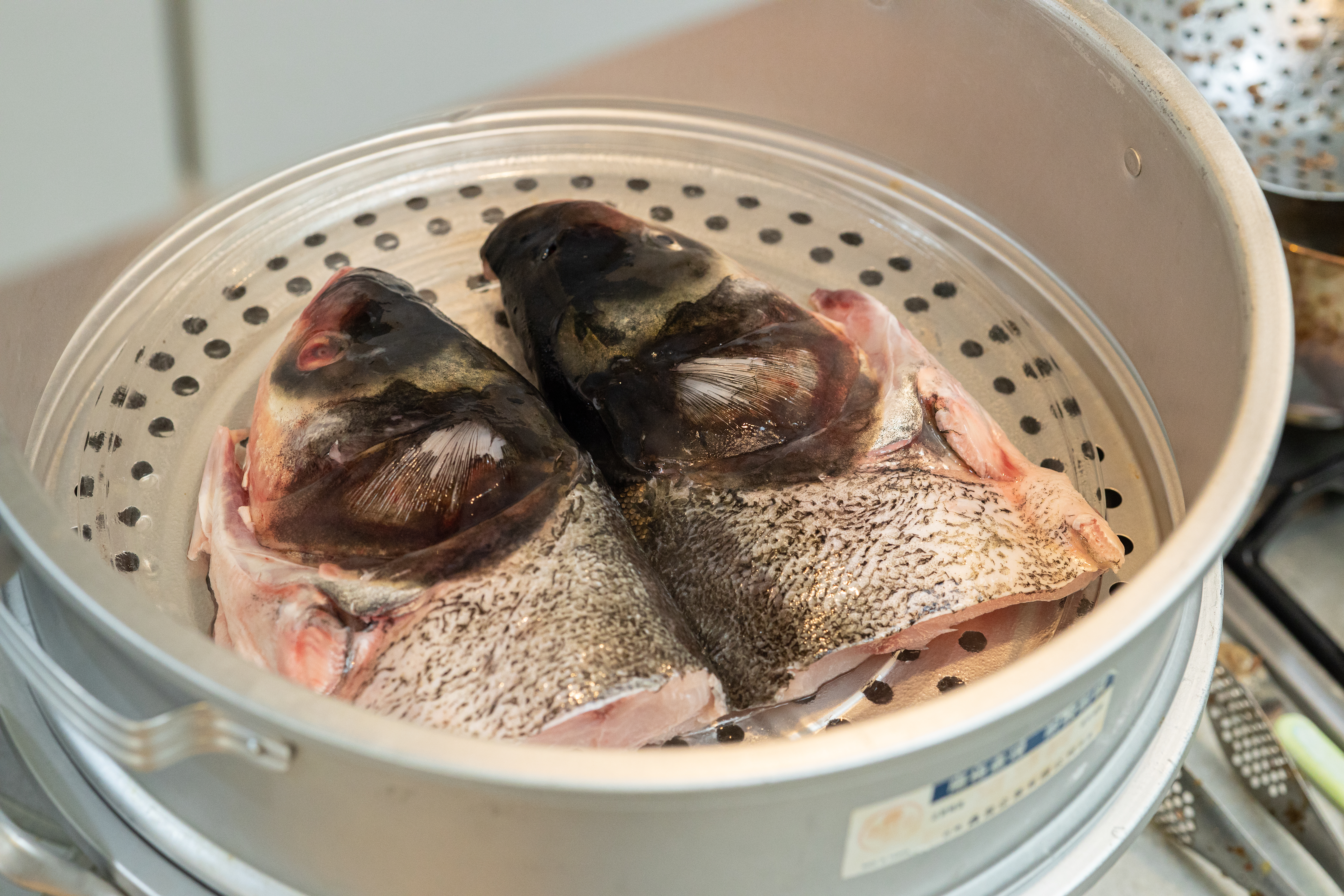 鰱魚頭放入蒸籠。