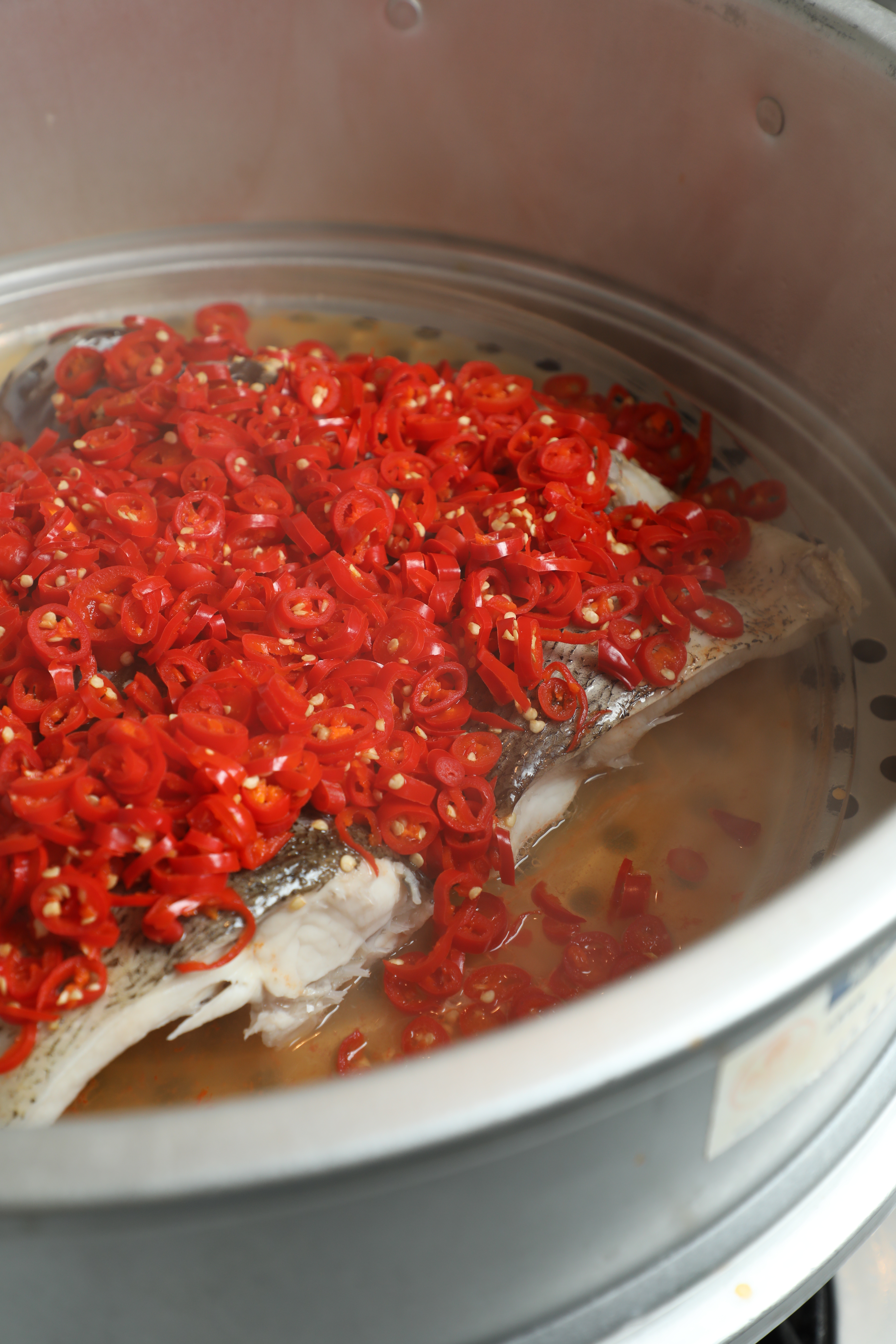 20分鐘後蒸好的剁椒魚頭，未撒蔥，未淋油。