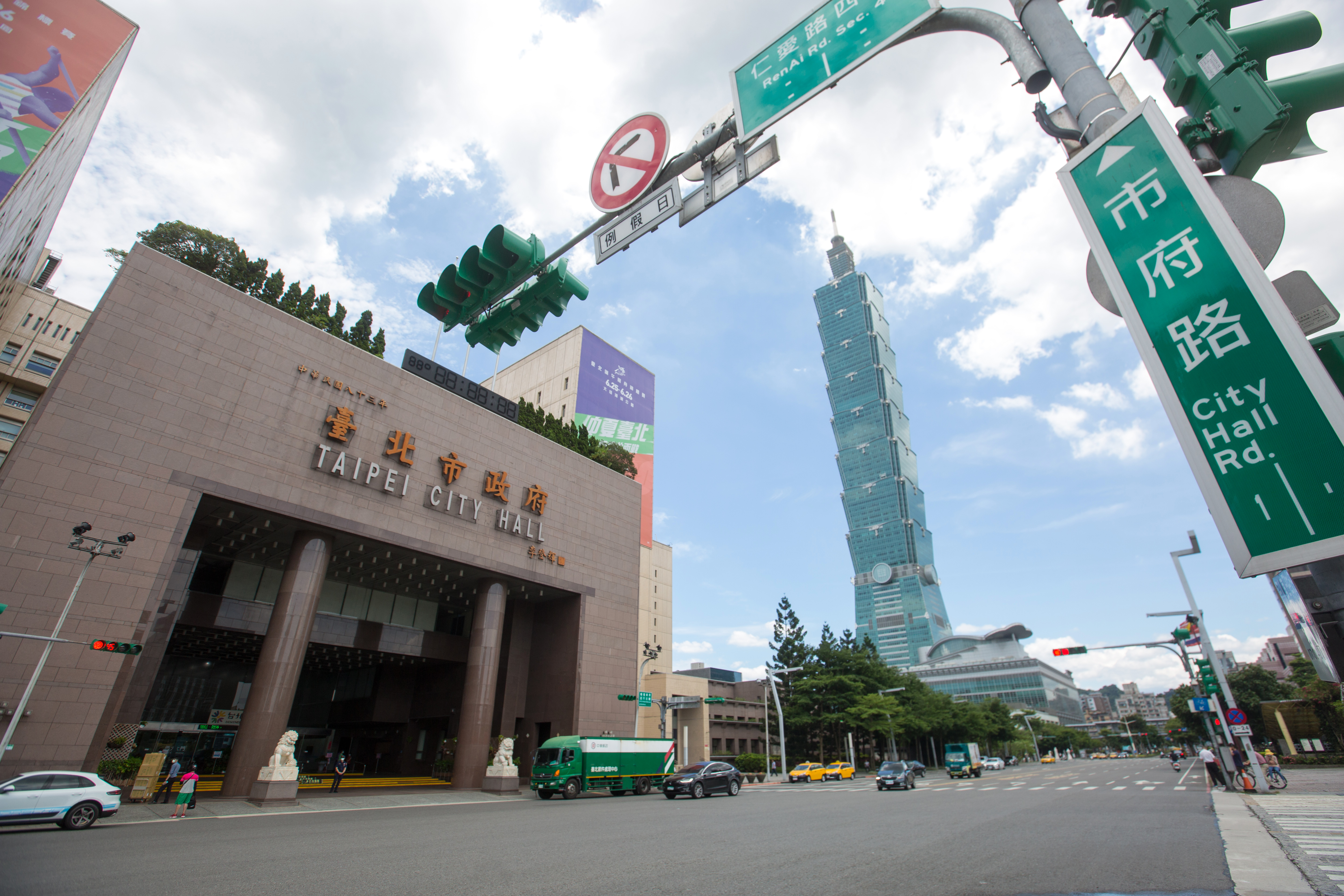 台北市長柯文哲與副市長黃珊珊指出，醫院探病、畢業旅行、老人共餐活動也必須因應防疫而禁止。（本刊資料照）