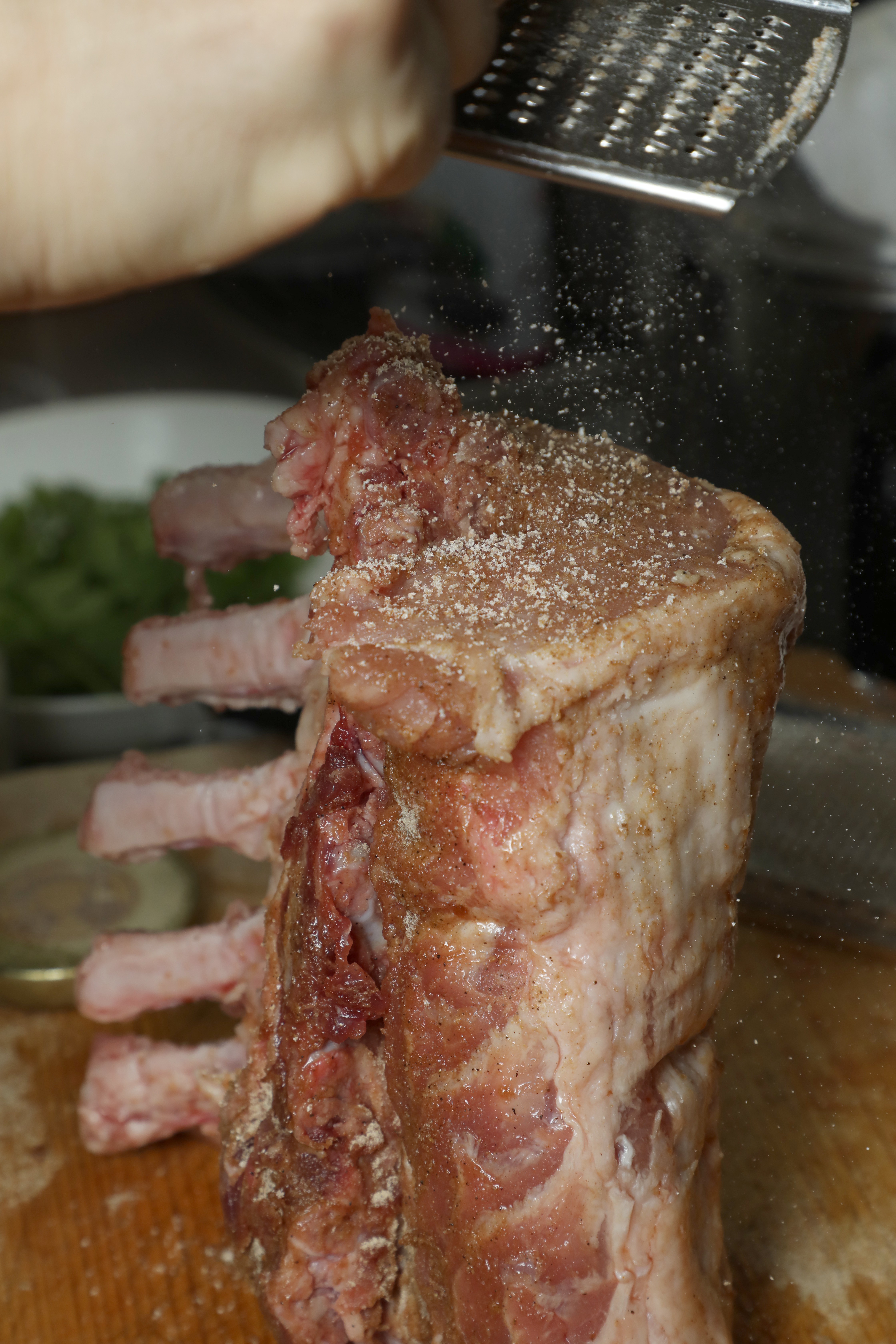 肉排的每個邊角都要灑上調味粉。