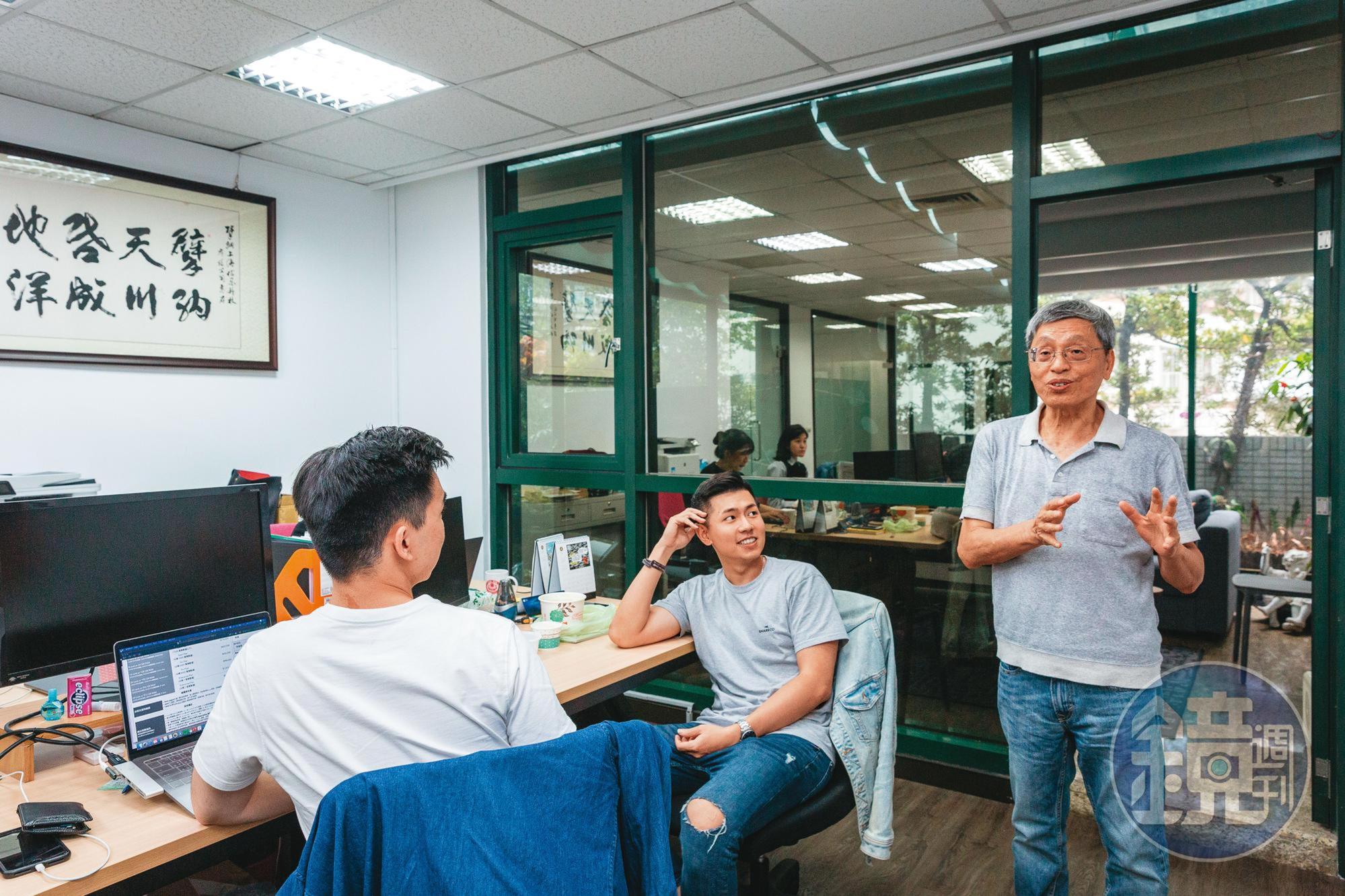喜歡鼓勵年輕人的陳五福(右),笑說自己以前白天開會,晚上才開始寫程式;週日一大早6點送小孩去學鋼琴後,才擠出一點自己的時間。