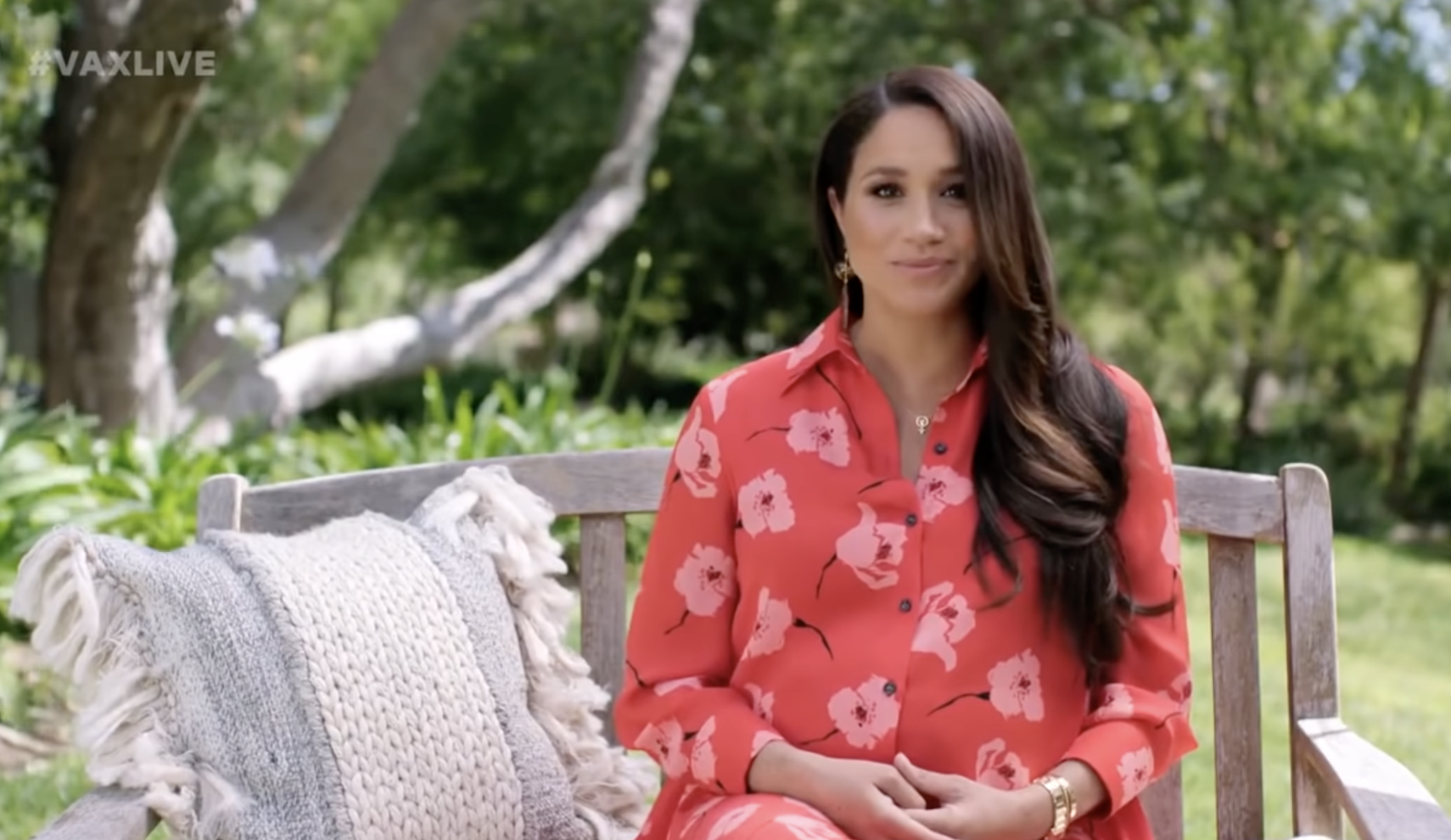 梅根身穿Carolina Herrera紅色洋裝，一身貴氣宣揚女權。（翻攝影片）