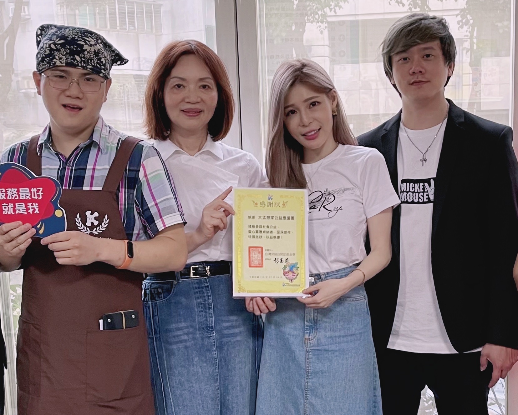 孟慶而（右2）合體金曲獎音樂人老公蔡仲軒為肯納兒送暖。（孟慶而提供）