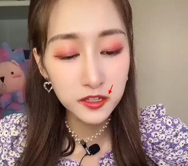 「吃不飽的晴子」嘴角被網友發現異狀。(翻攝自微博)