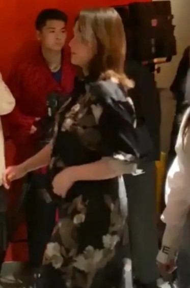 阿嬌現身武漢為賈乃亮的火鍋店開幕站台，網友直擊已沒腰線（右圖）。（翻攝自微博）