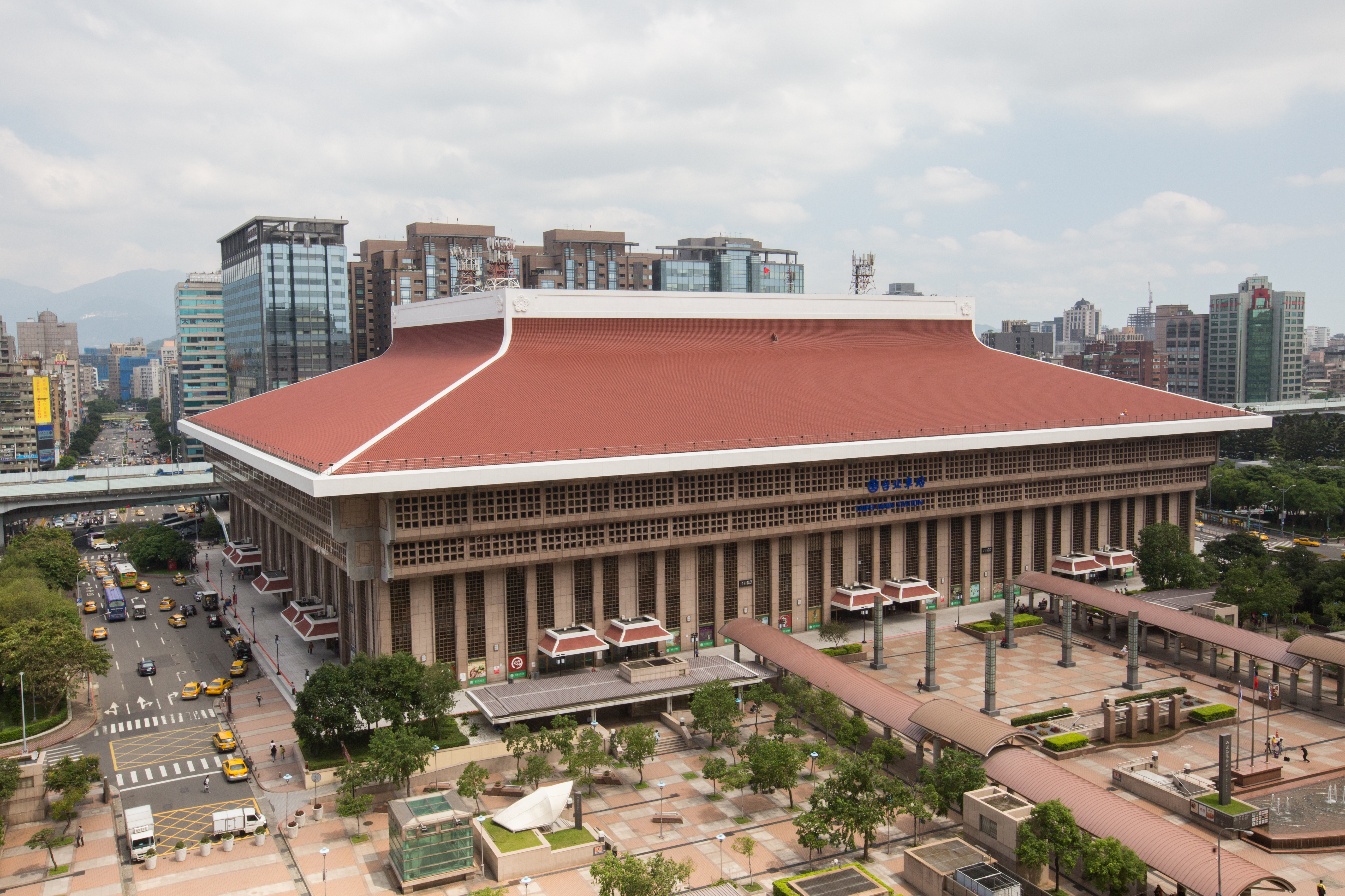 有網友好奇發問台北人問什麼問題，可能會被不是台北的人覺得是「台北俗」，卻意外引發如何稱呼「台北車站」的論戰。（本刊資料照）
