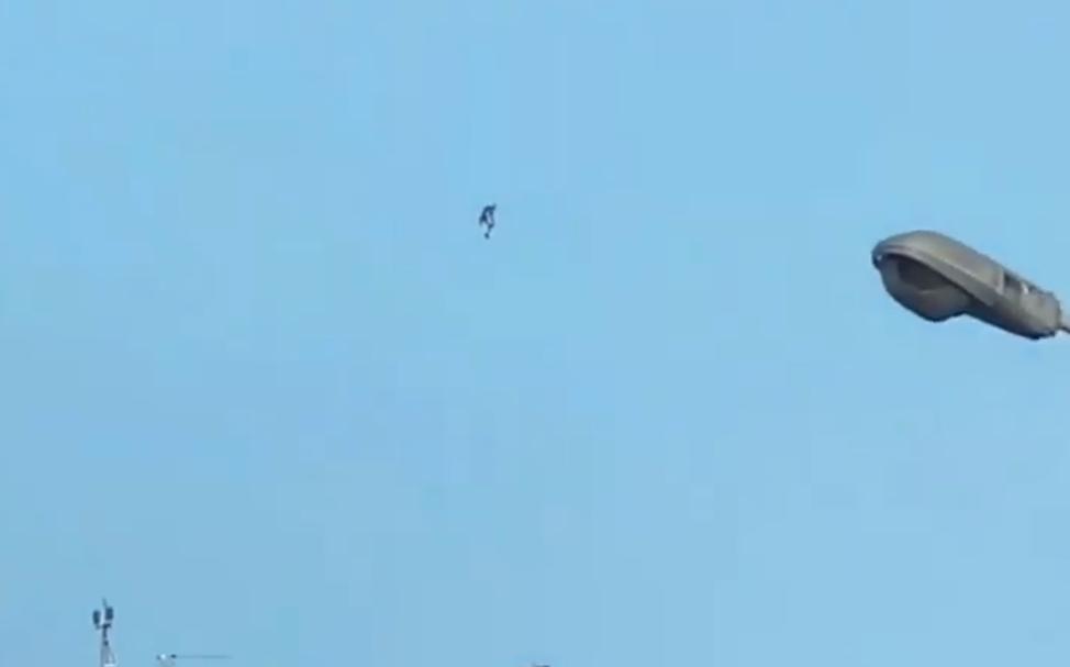 有民眾在台中發現,疑似有人穿著「噴射背包」在空中飛行,就宛如電影主角「鋼鐵人」。(翻攝自記者爆料網)