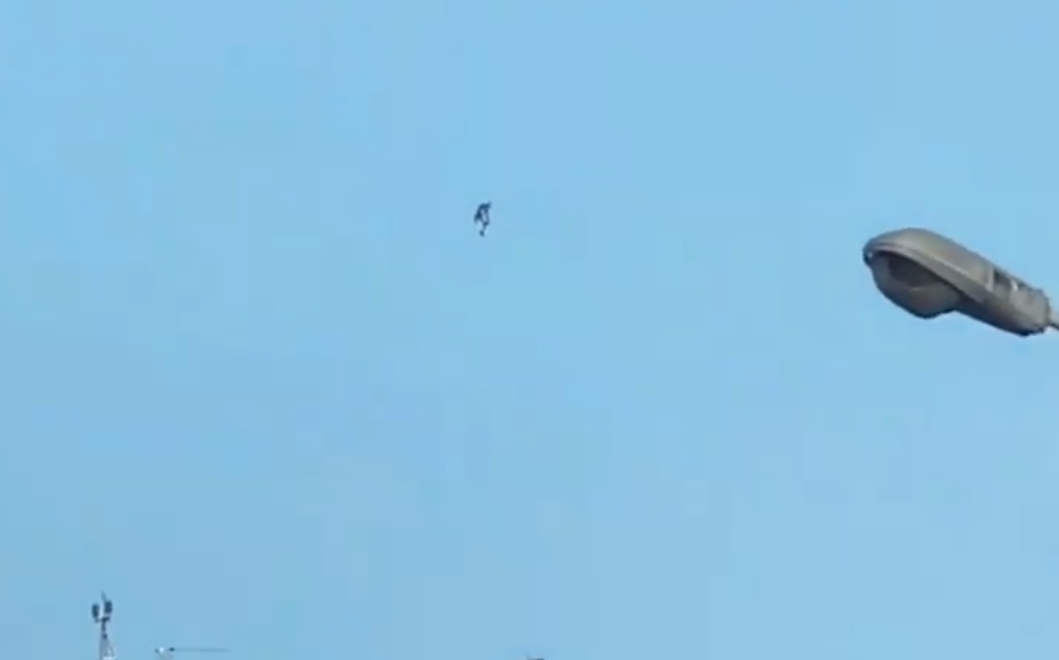 有民眾在台中發現，疑似有人穿著「噴射背包」在空中飛行，就宛如電影主角「鋼鐵人」。（翻攝自記者爆料網）