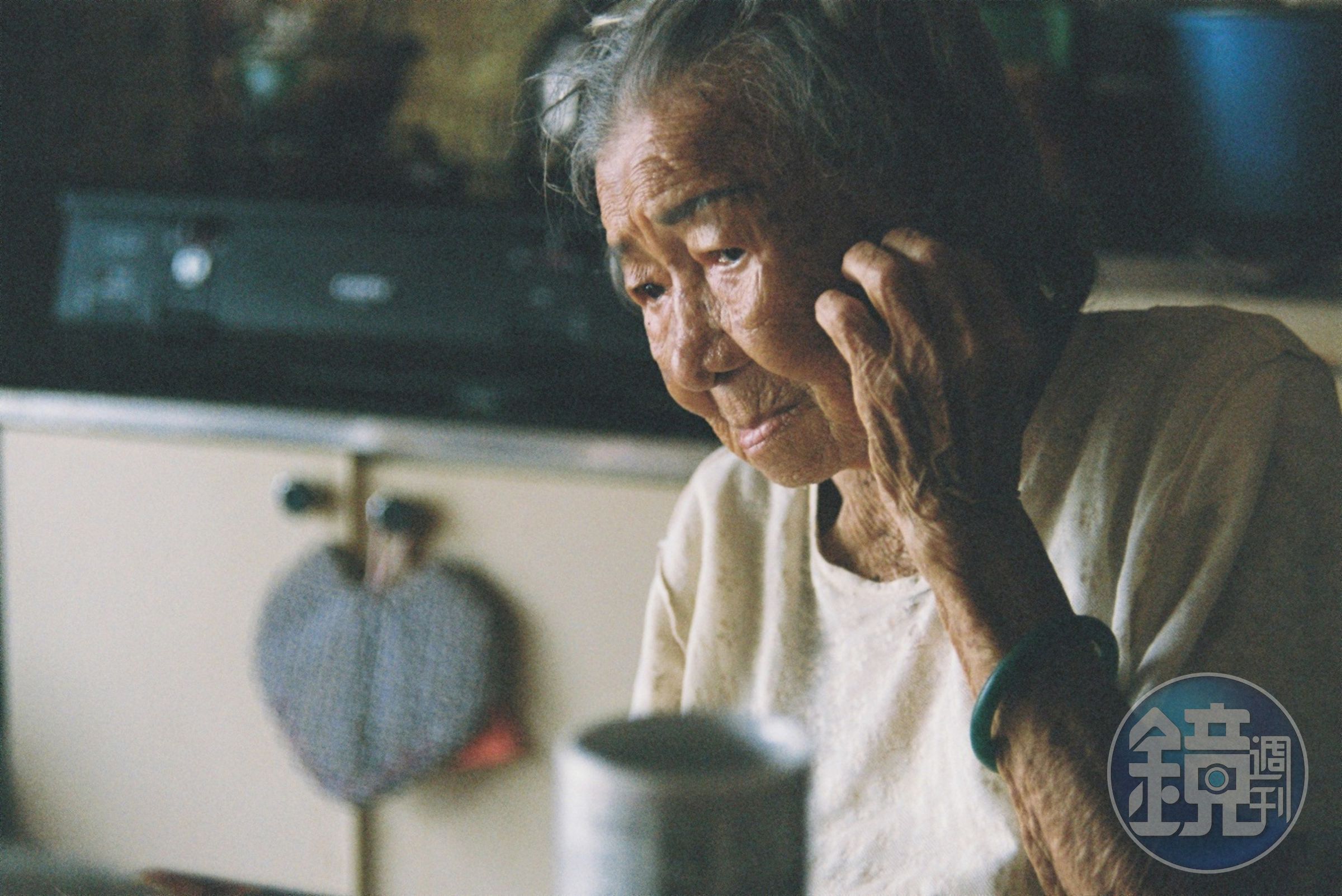 《綠色牢籠》從台籍移民橋間阿嬤口中回顧被遺忘的戰前「西表礦坑」移民歷史。（希望行銷提供）