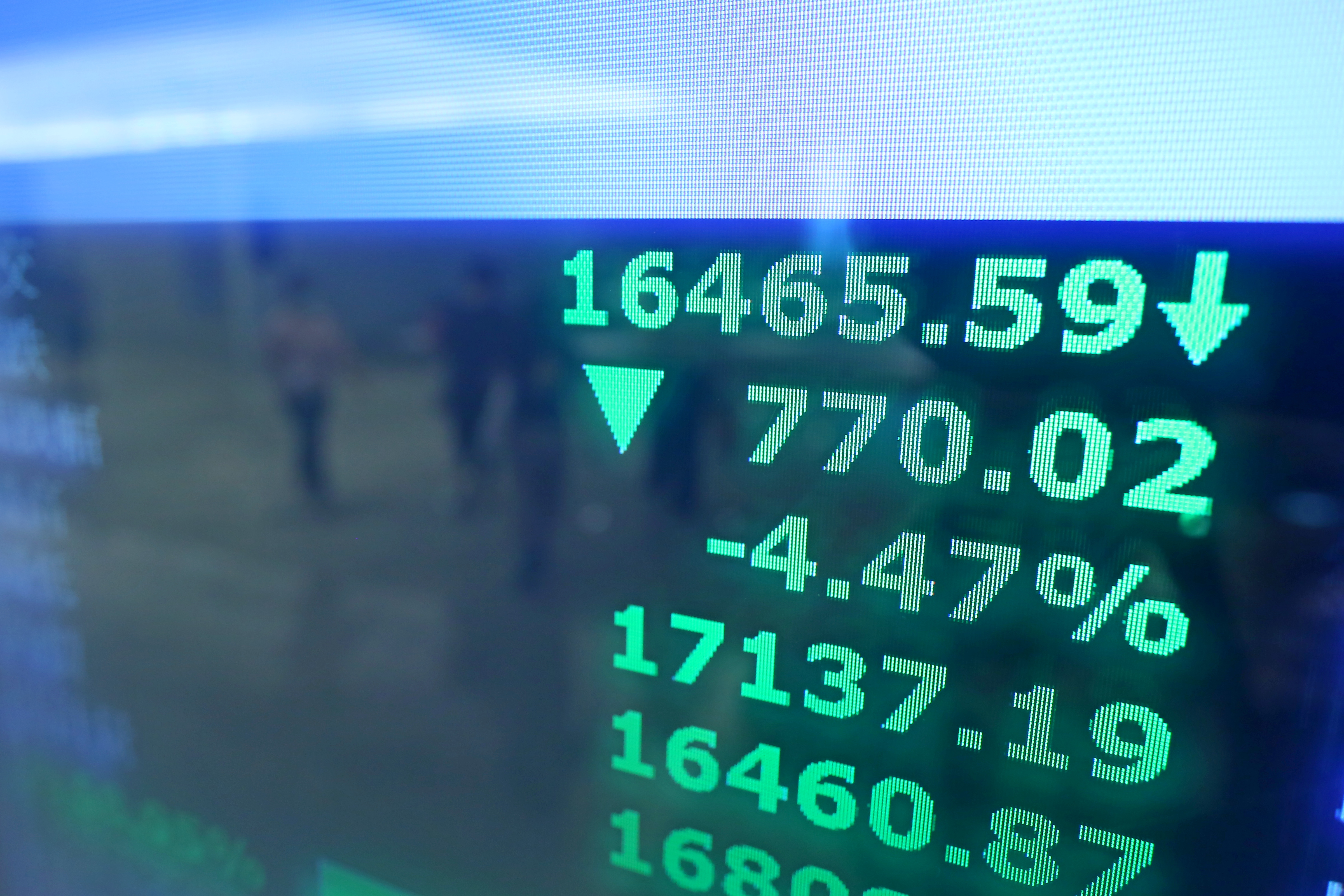 台股下殺逾600點，外資連續買超的中信金、國泰金，成短線避風港。