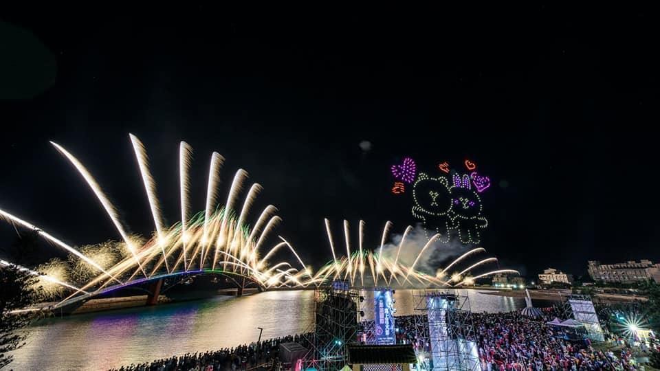 因應防疫警戒升至第二級，澎湖也宣布花火節活動即日起先暫停至6月8日。（翻攝自賴峰偉臉書）