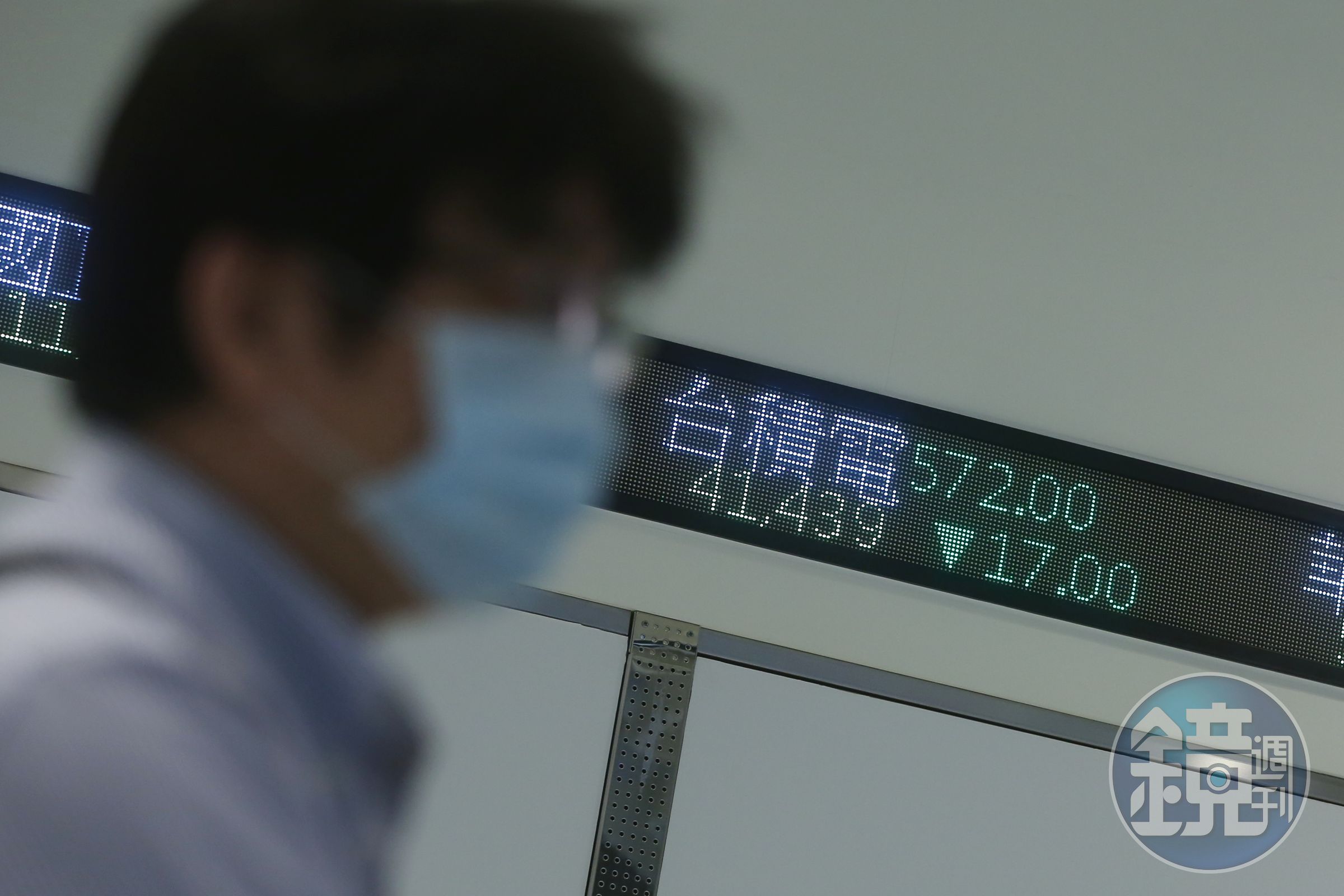 台股出現爆量下跌，專家認為，未來盤勢是否由多轉空，台積電表現是關鍵。