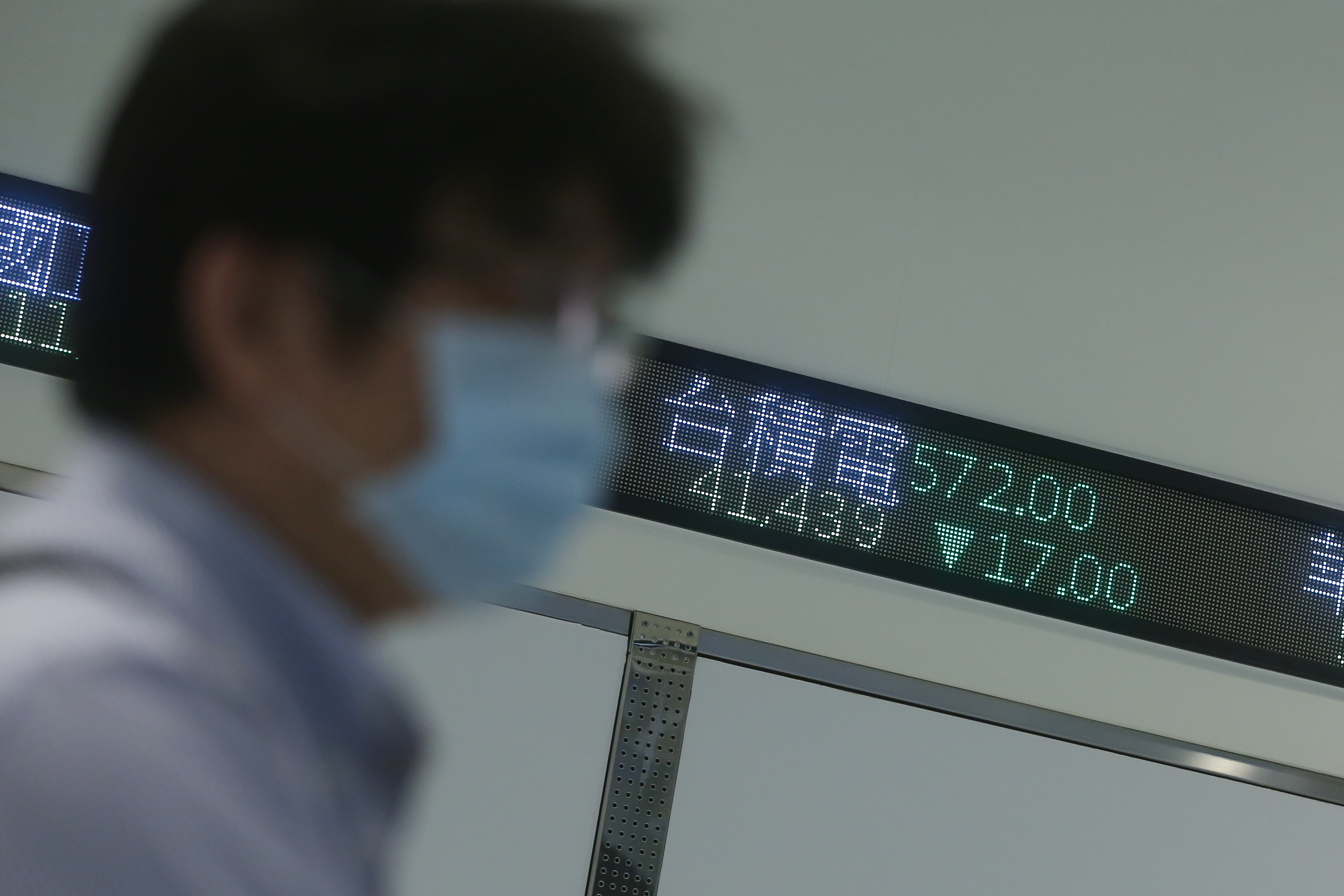 台股出現爆量下跌，專家認為，未來盤勢是否由多轉空，台積電表現是關鍵。