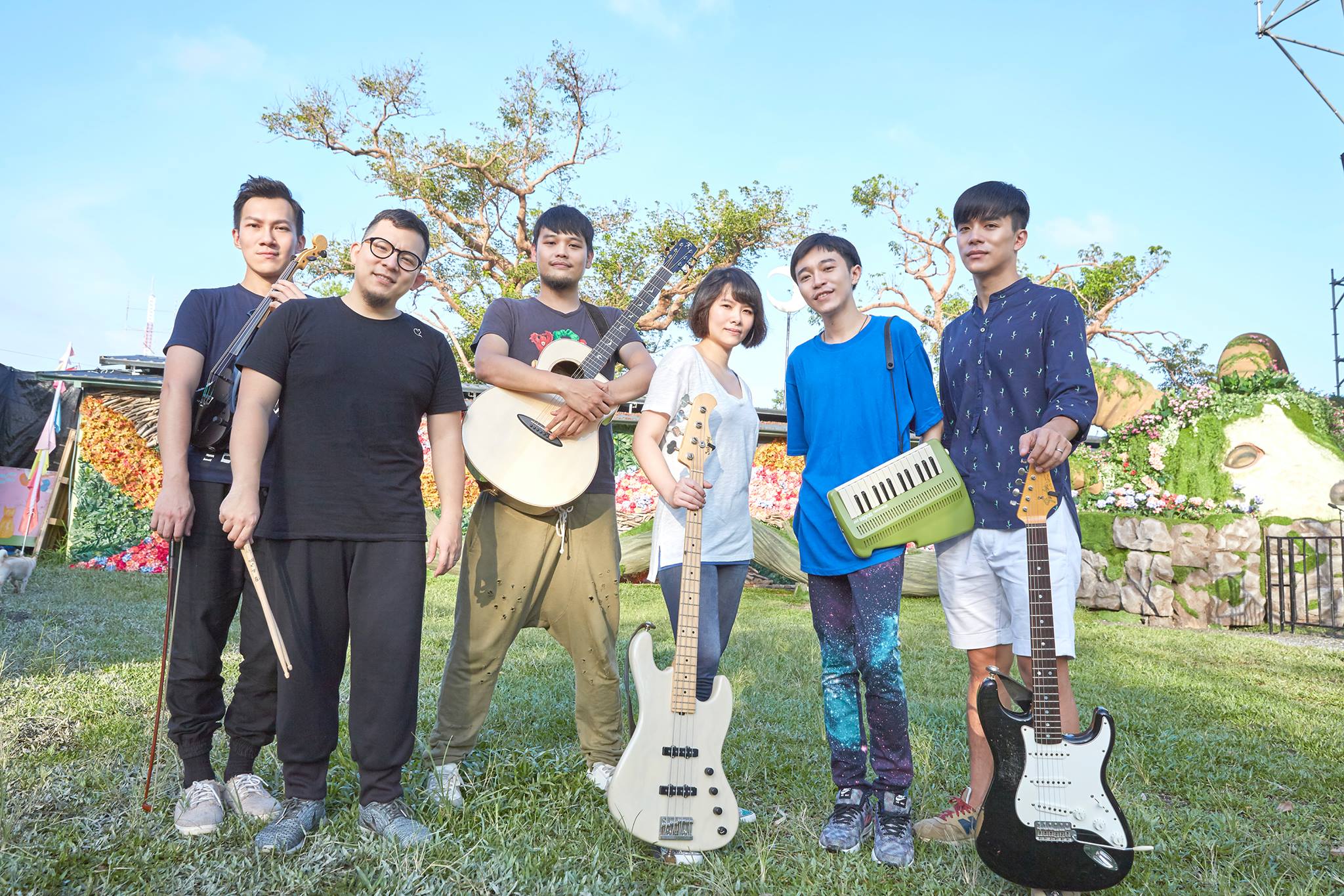 吳青峰（右2）與恩師林暐哲對簿公堂後發長文訴說心情，團員都驚訝他如此痛苦。（翻攝自蘇打綠臉書）