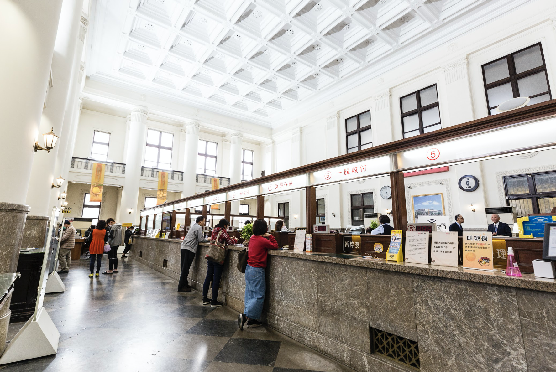 金管會宣布，民眾進入銀行、券商、保險公司等金融機構場所，須強制配戴口罩。（示意圖，本刊資料照）