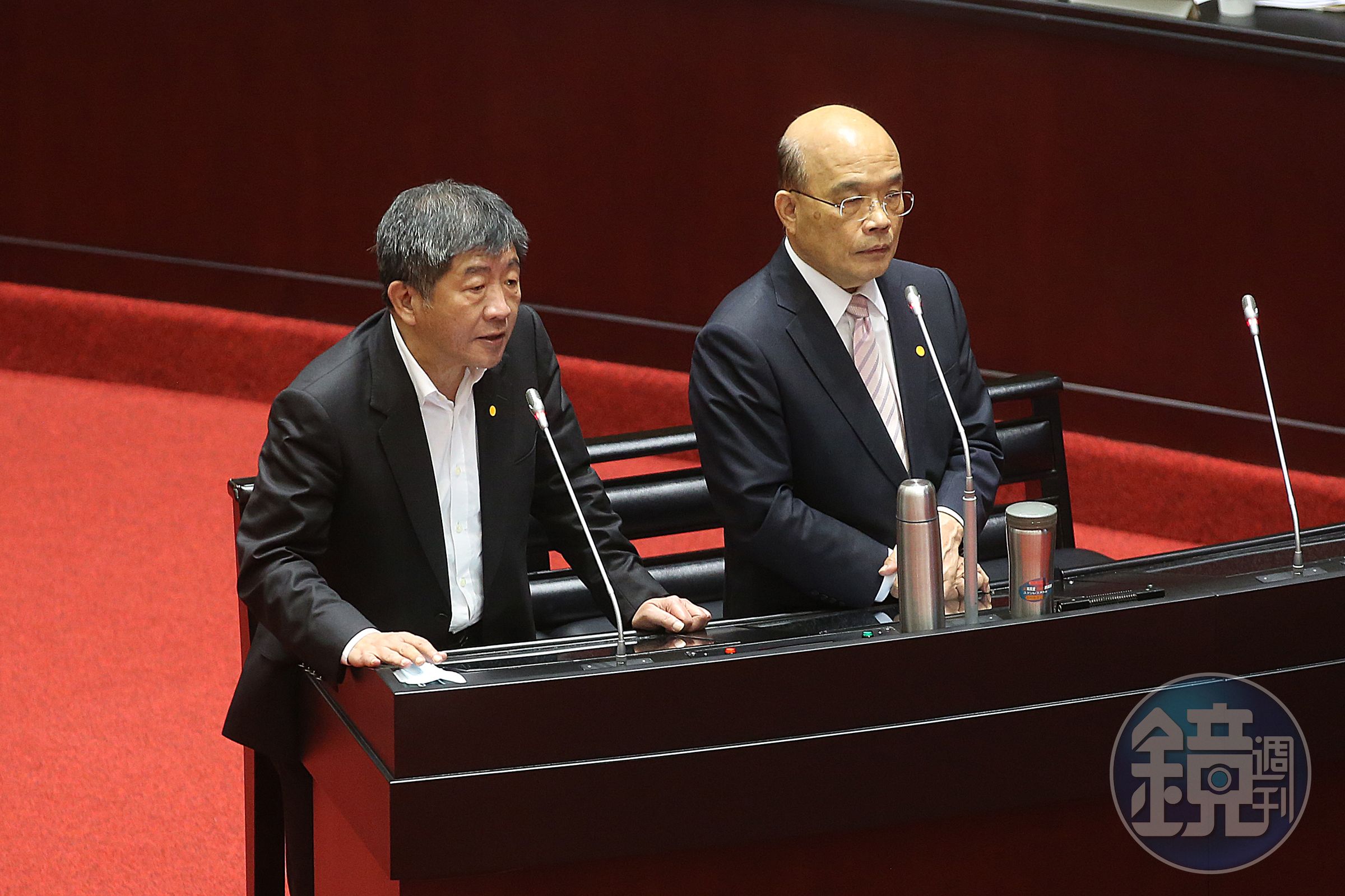 台灣昨新增6例不明感染源之本土案例，指揮中心指揮官陳時中（左）緊急研擬防疫決策後，由行政院長蘇貞昌（右）拍板定案。（本刊資料照）