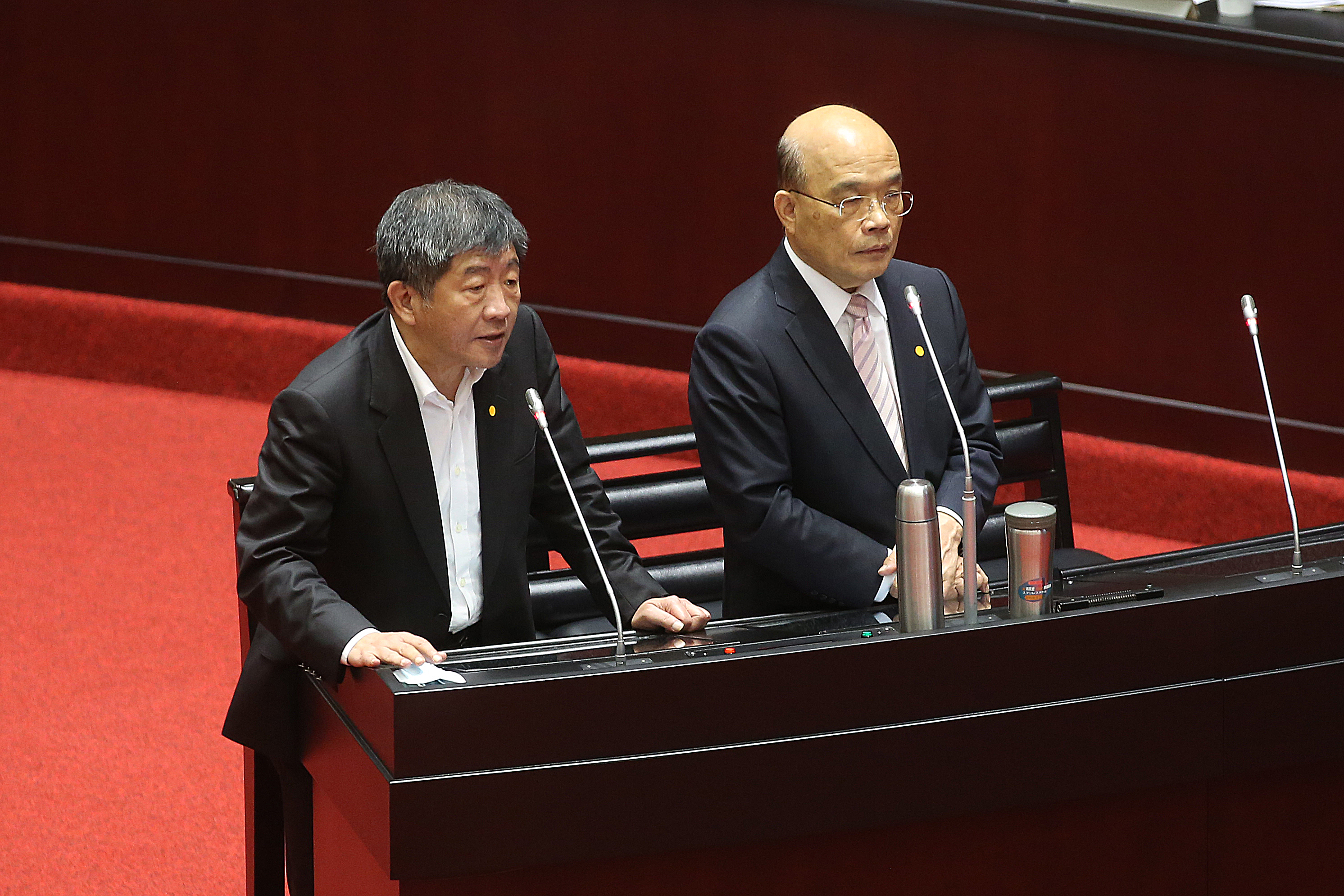 台灣昨新增6例不明感染源之本土案例，指揮中心指揮官陳時中（左）緊急研擬防疫決策後，由行政院長蘇貞昌（右）拍板定案。（本刊資料照）