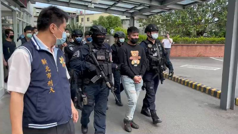 新北市刑大會同新店警分局、文山警二分局在雙北市各地逮獲育仁會份子共9人。（翻攝畫面）