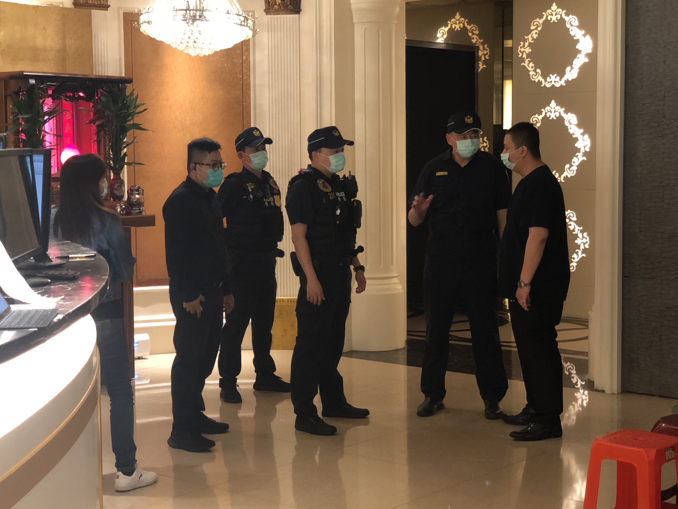 警方啟動掃黑大規模臨檢酒店。（翻攝畫面）
