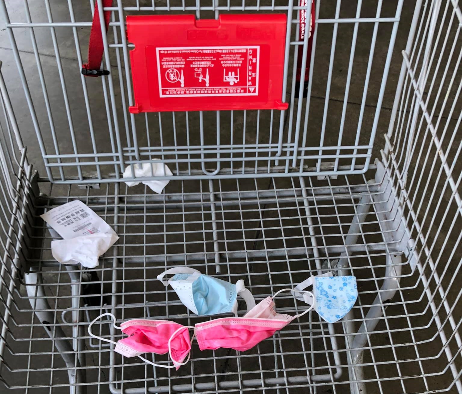 疫情升溫當下，網友在好市多賣場發現有人亂丟口罩在推車內。（翻攝自Costco好市多 商品經驗老實說臉書）