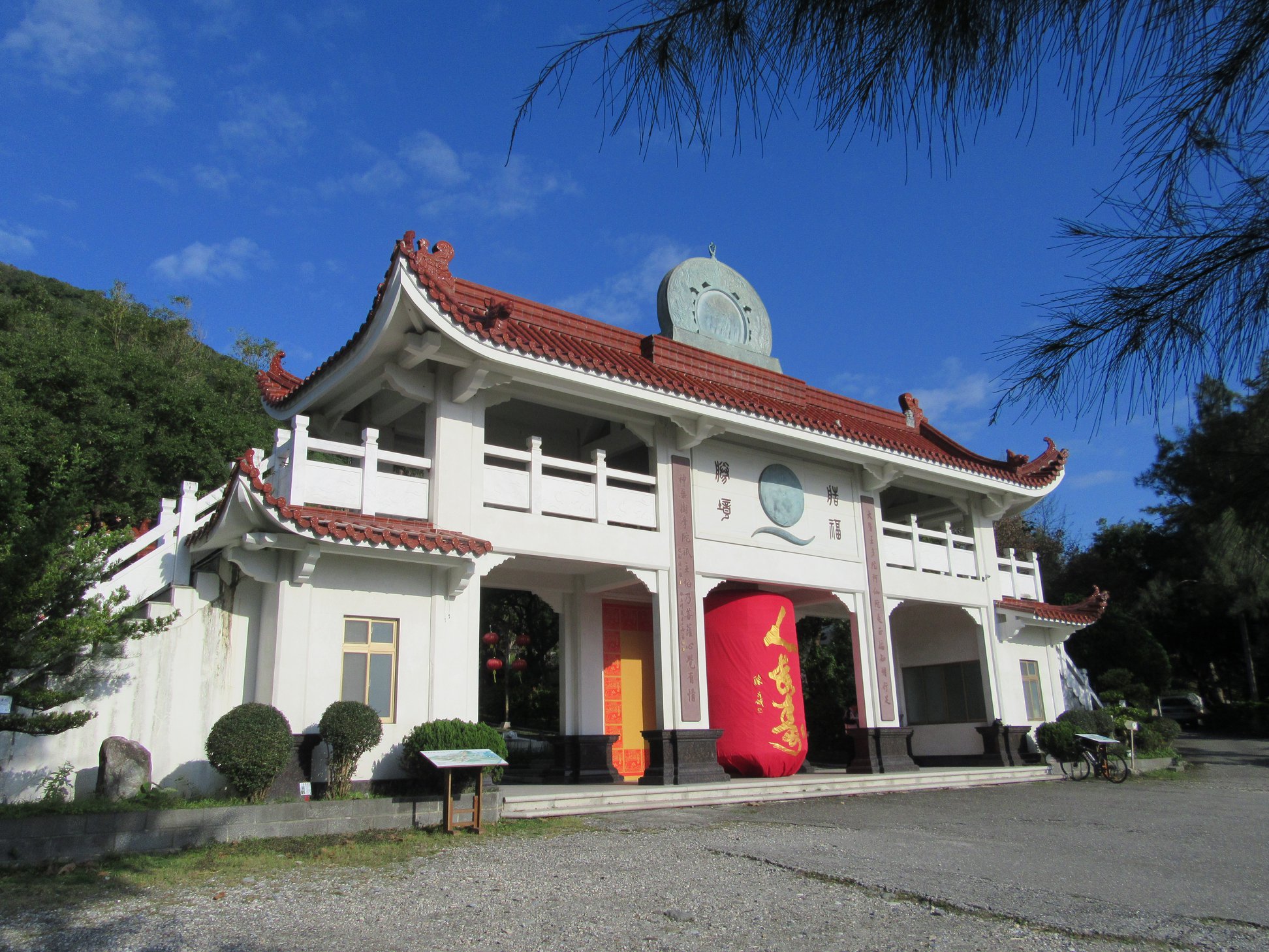 防堵疫情再升溫，花蓮壽豐鹽寮和南寺宣布即日起封山。（翻攝自和南寺粉絲專頁）
