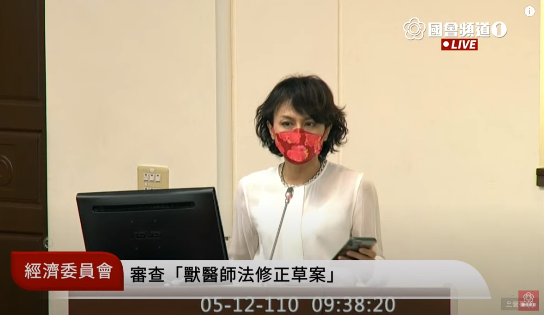 邱議瑩要求,沒戴口罩者應離開會議室。(翻攝自國會頻道YouTube)