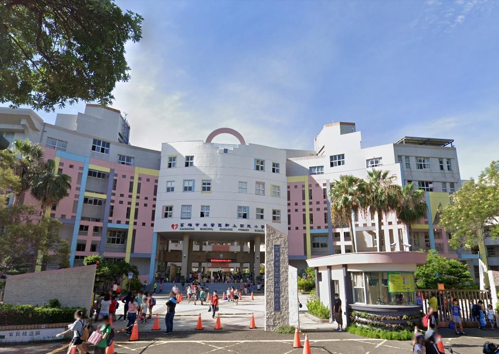 高雄市新上國小有多名學生於昨(11日)吃完營養午餐的「甜桃」後,產生過敏情形。(翻攝自Google地圖)