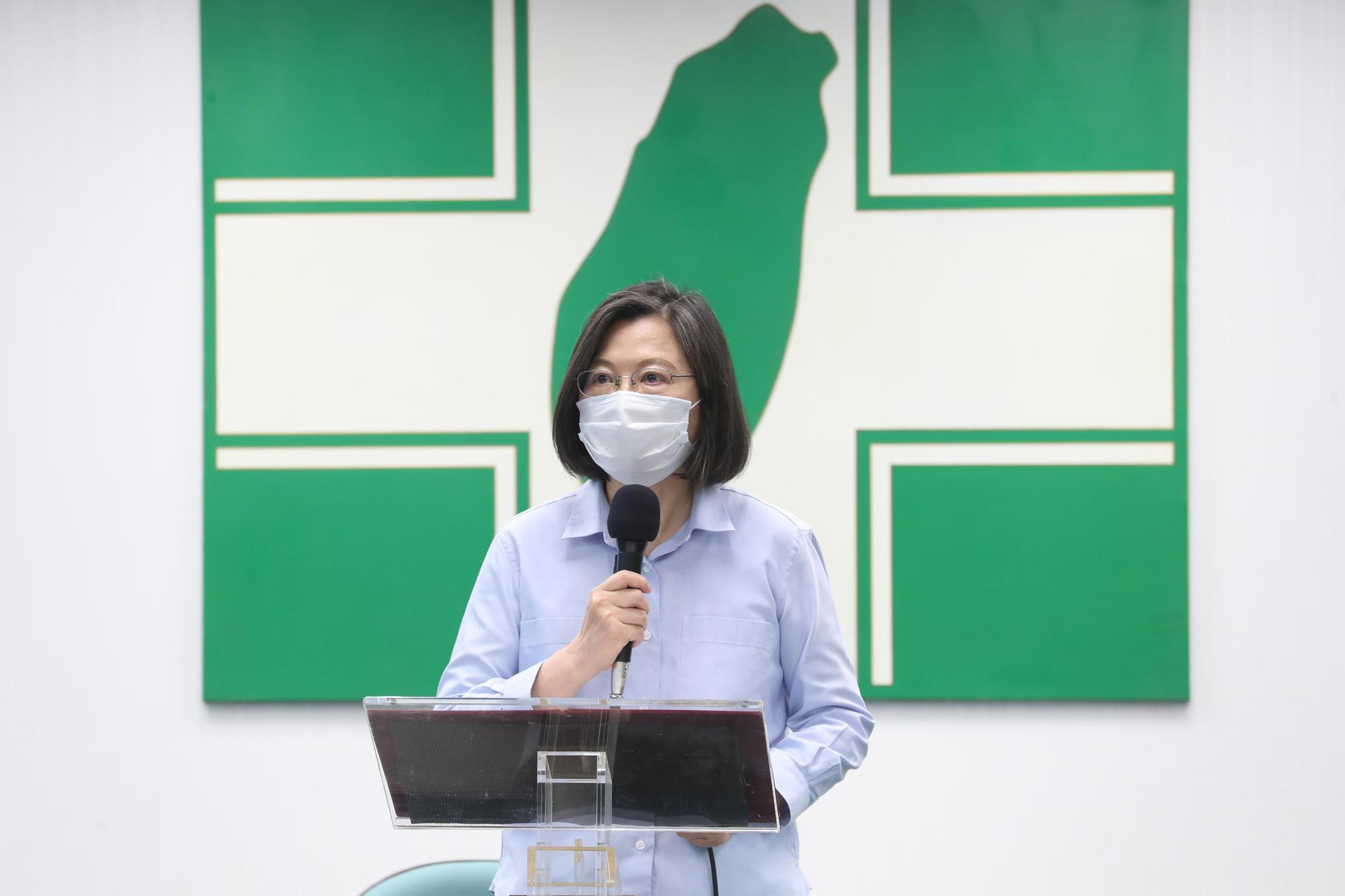 總統兼民進黨主席蔡英文今在中常會前針對疫情變化發表談話。(台北市攝影記者聯誼會提供)