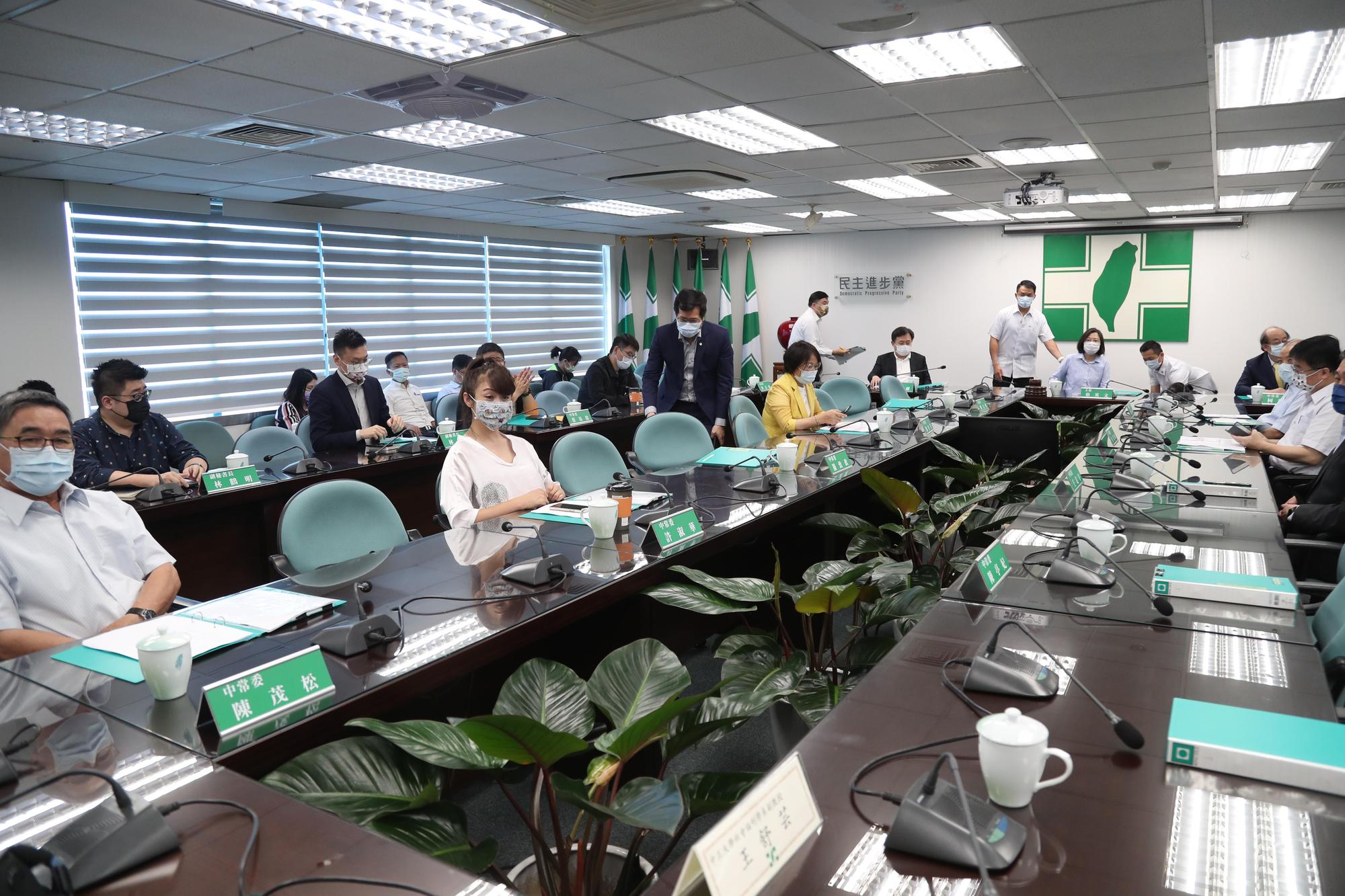 民進黨中常會今因應防疫升級,與會中常委採梅花座保持社交距離。(台北市攝影記者聯誼會提供)