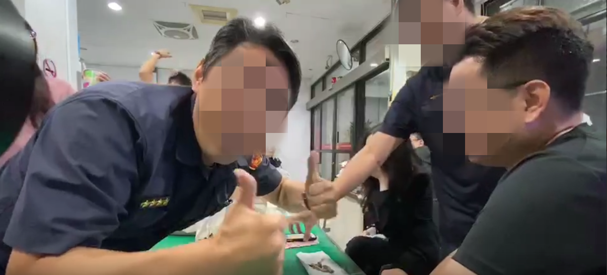 劉姓巡佐插賭獲勝，還在鏡頭前大肆慶祝。（翻攝畫面）