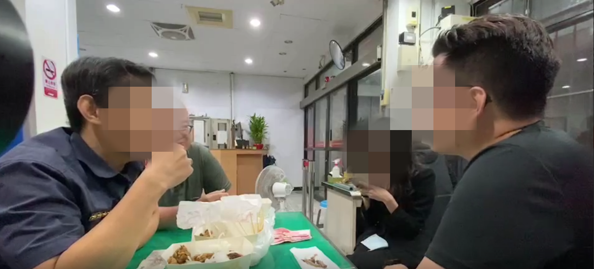 員警竟將警用小電腦交給女子使用。（翻攝畫面）
