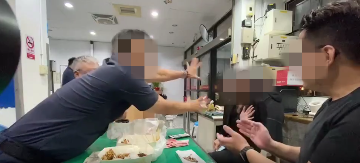 劉姓巡佐自行化身綜藝節目主持人，大喇喇地介紹妙齡女出場。（翻攝畫面）