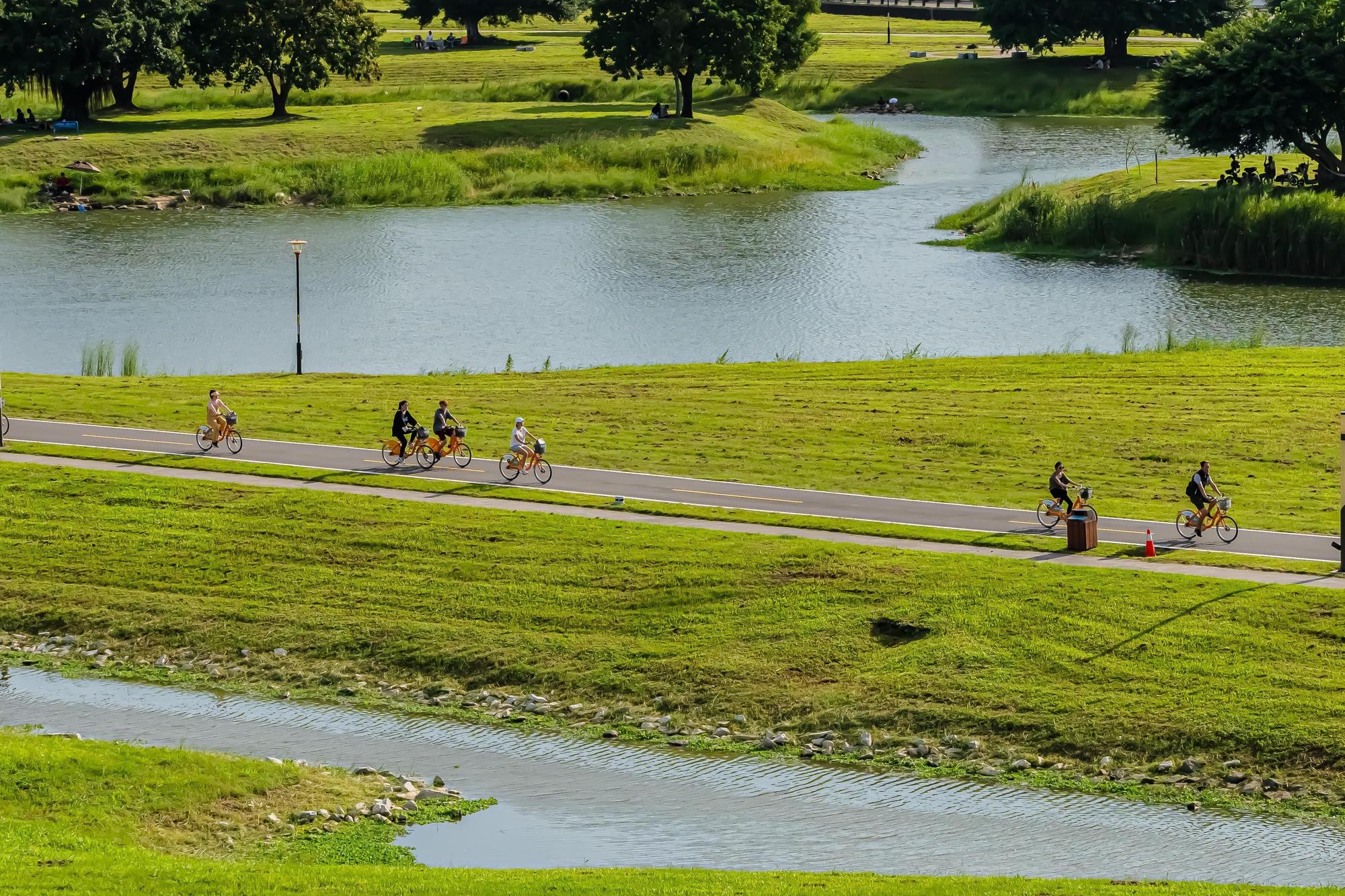 二重疏洪道重劃區緊臨大台北都會公園,佔地4百多公頃,絕佳的河岸公園景觀成為吸引民眾購屋的亮點之一。