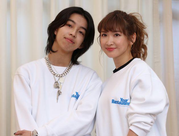 紗榮子(右)去年和YOSHI(左)出席活動時表示「他感覺好像我兒子」。(翻攝自網路)