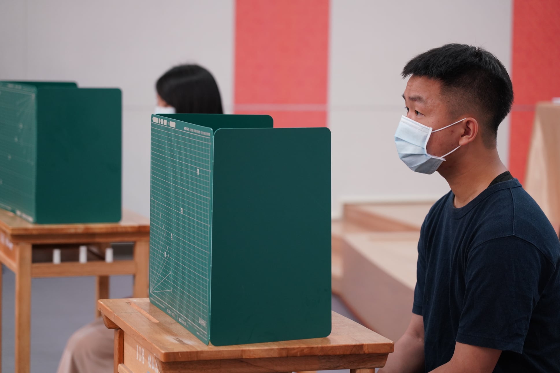 考生將在原試場使用「多功能防疫隔板」於試場內用餐且不得交談。（翻攝自台北市教育局臉書）