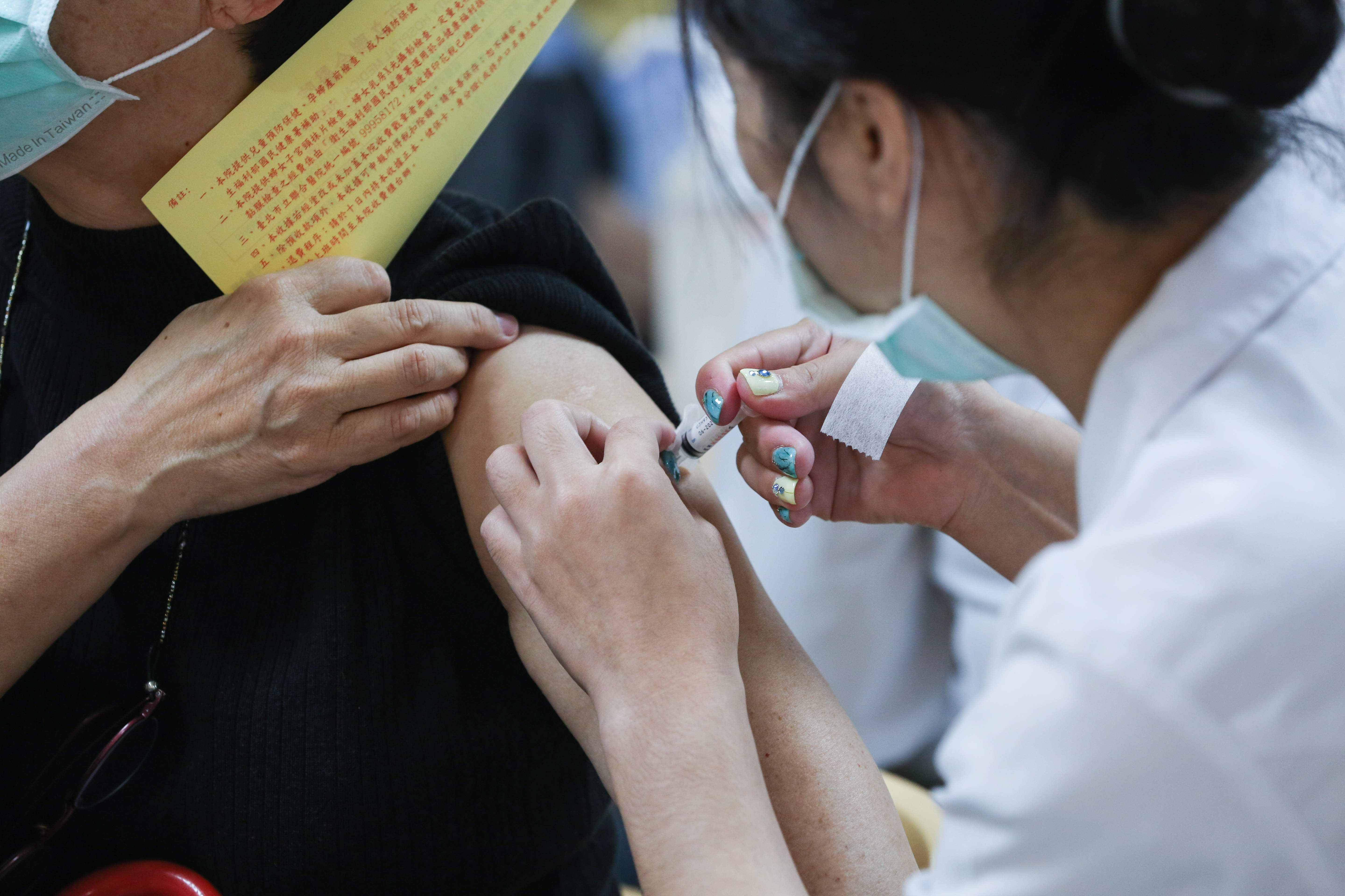 國內疫情險峻，昨日共1.1萬名民眾接受施打疫苗。（本刊資料照）
