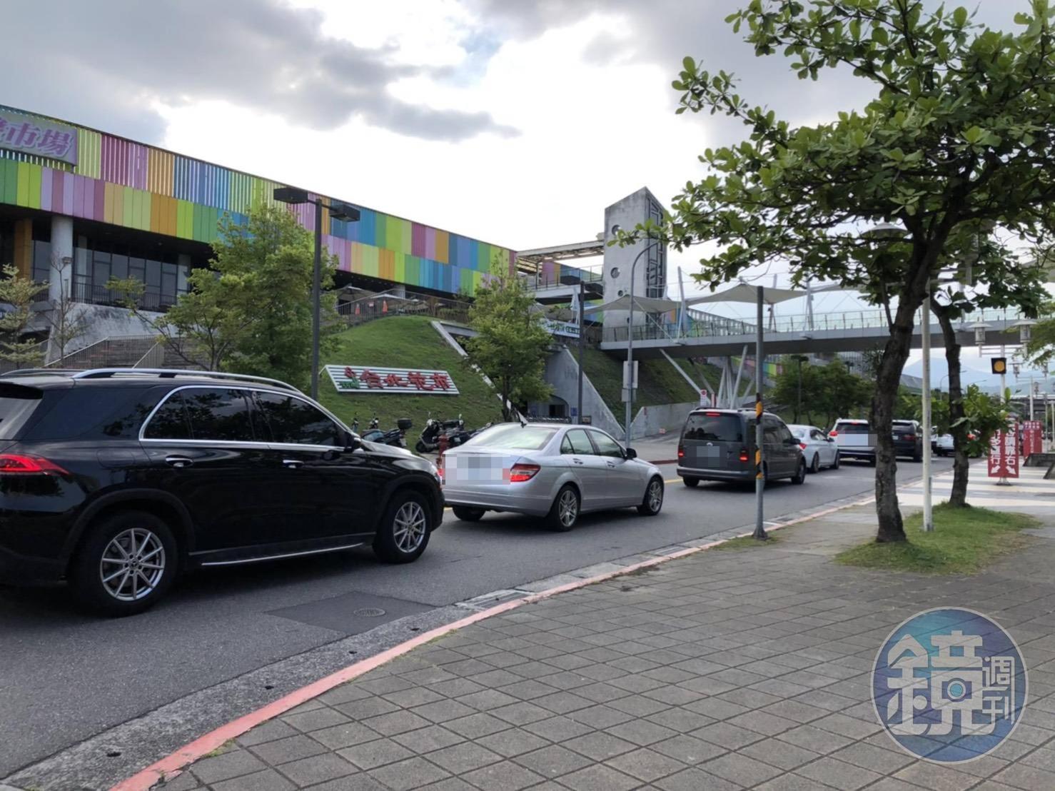 內湖好市多今天下午也罕見出現排隊進入賣場的車潮。（讀者提供）