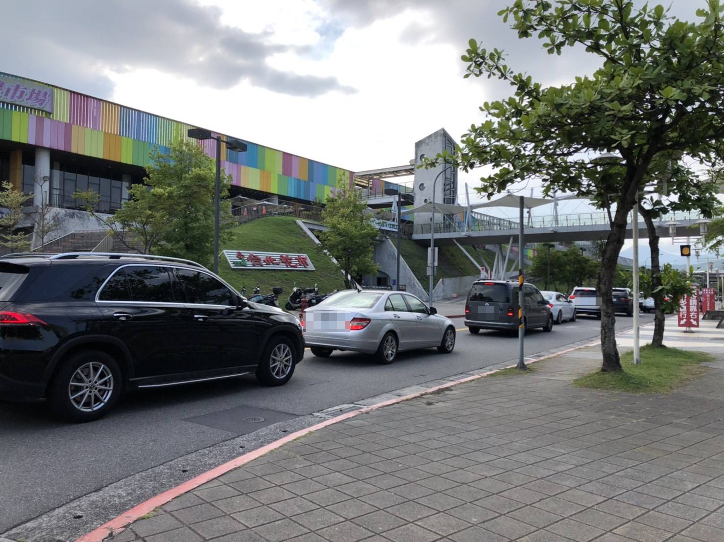 內湖好市多今天下午也罕見出現排隊進入賣場的車潮。（讀者提供）
