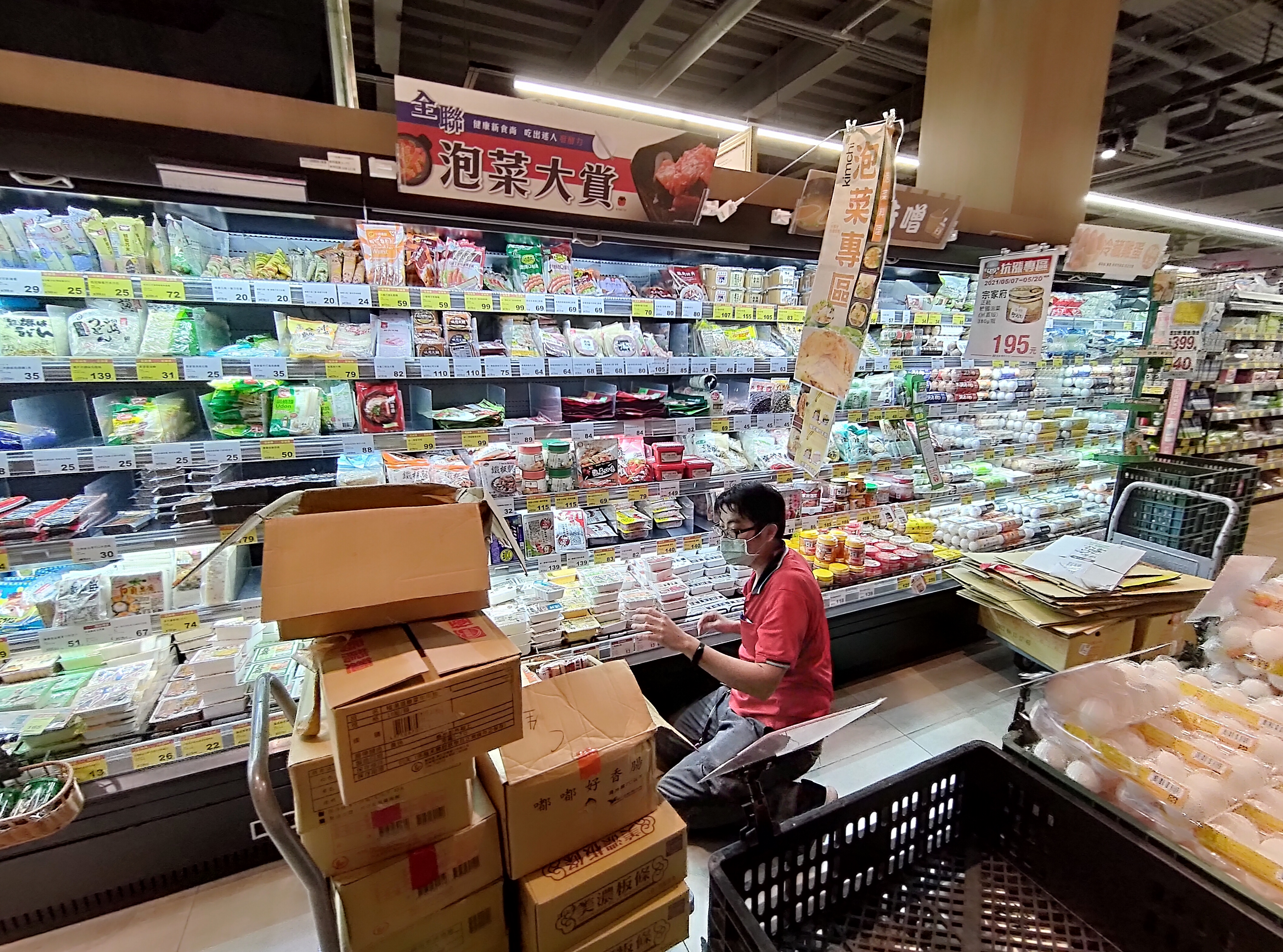 連鎖量販店架上部分商品被掃光，賣場人員也忙著補貨。