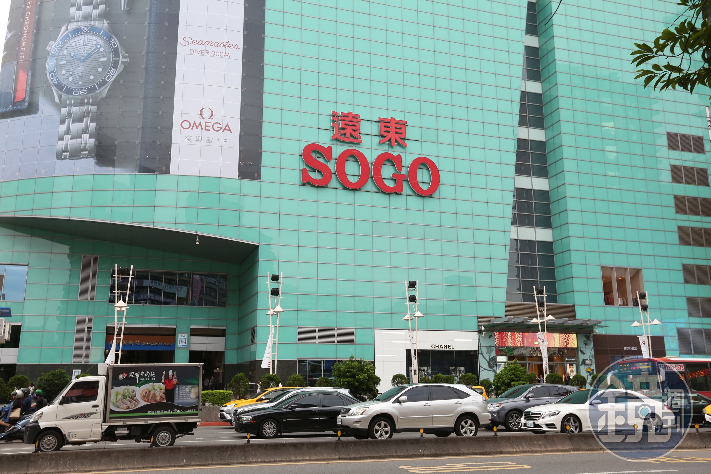 SOGO復興館傳出有確診者足跡，今天下午4點半提早打烊進行消毒。（本刊資料照）