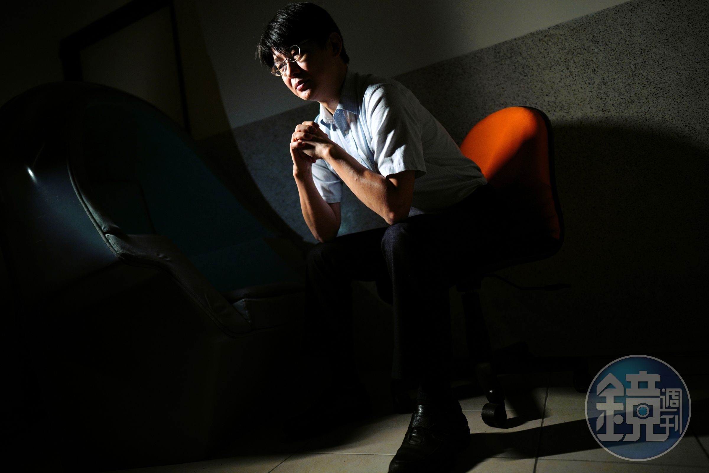 採訪當天，沈正哲帶我們回到當時他為殺警案被告鄭再由進行精神鑑定的會談室，室內空盪，只有桌椅紙筆。