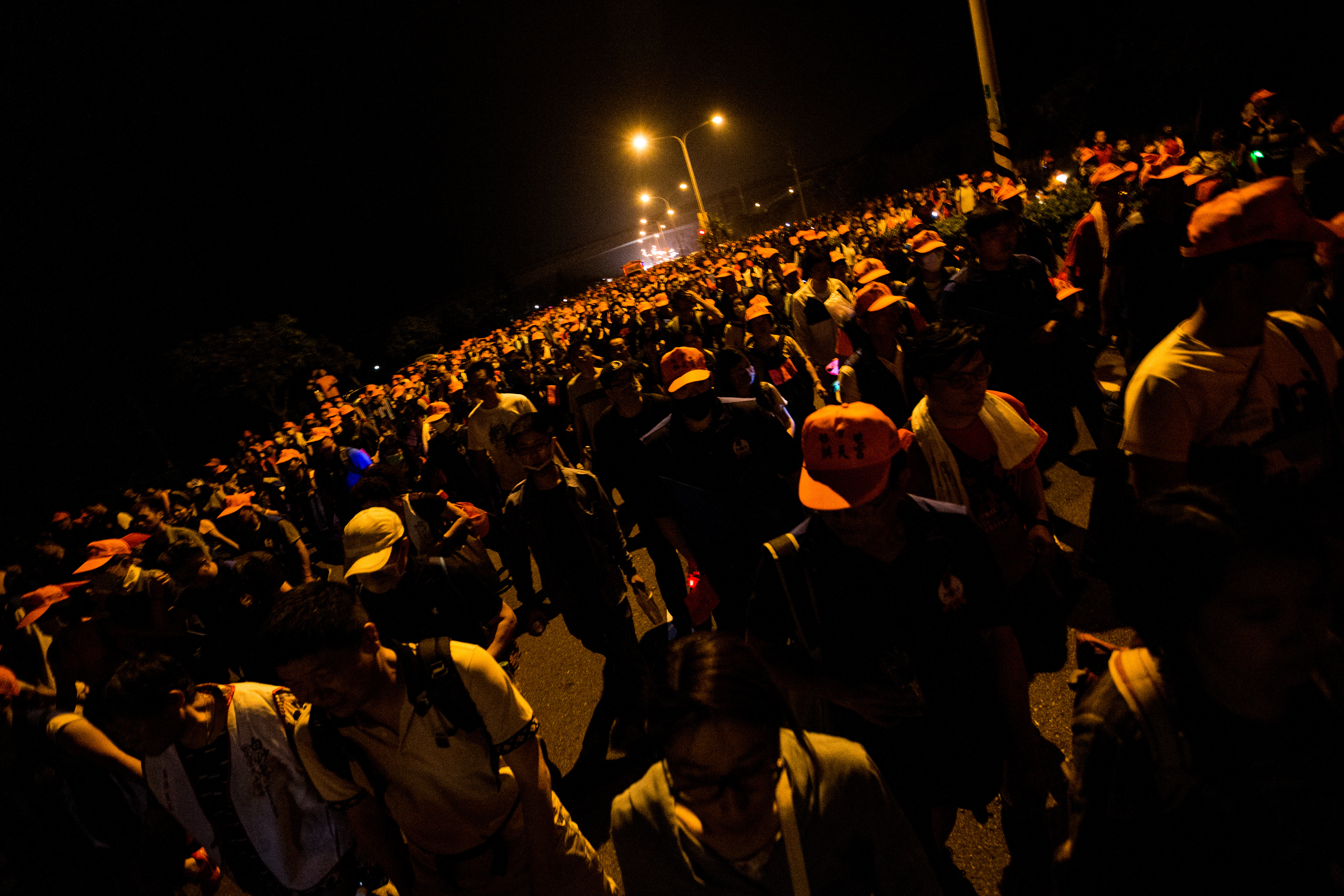 高雄市衛生局公布，基隆確診婦赴高雄進香，吃辦桌、睡12人大房。示意圖，非當事進香照。（本刊資料照）