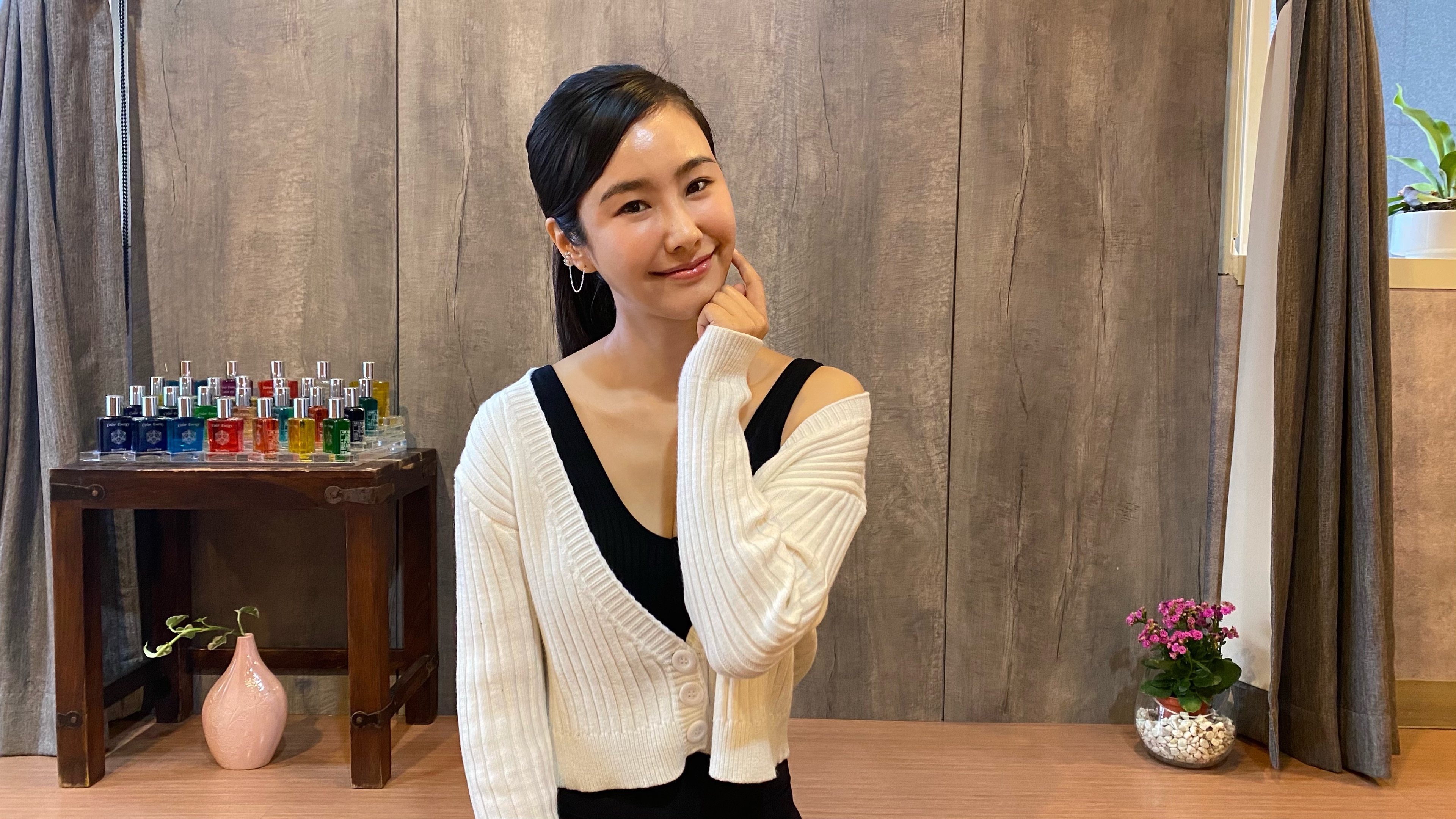 黃心娣因教課關係接觸各行各業朋友，大家一起進修身心靈，覺得受益良多。（周子娛樂提供）